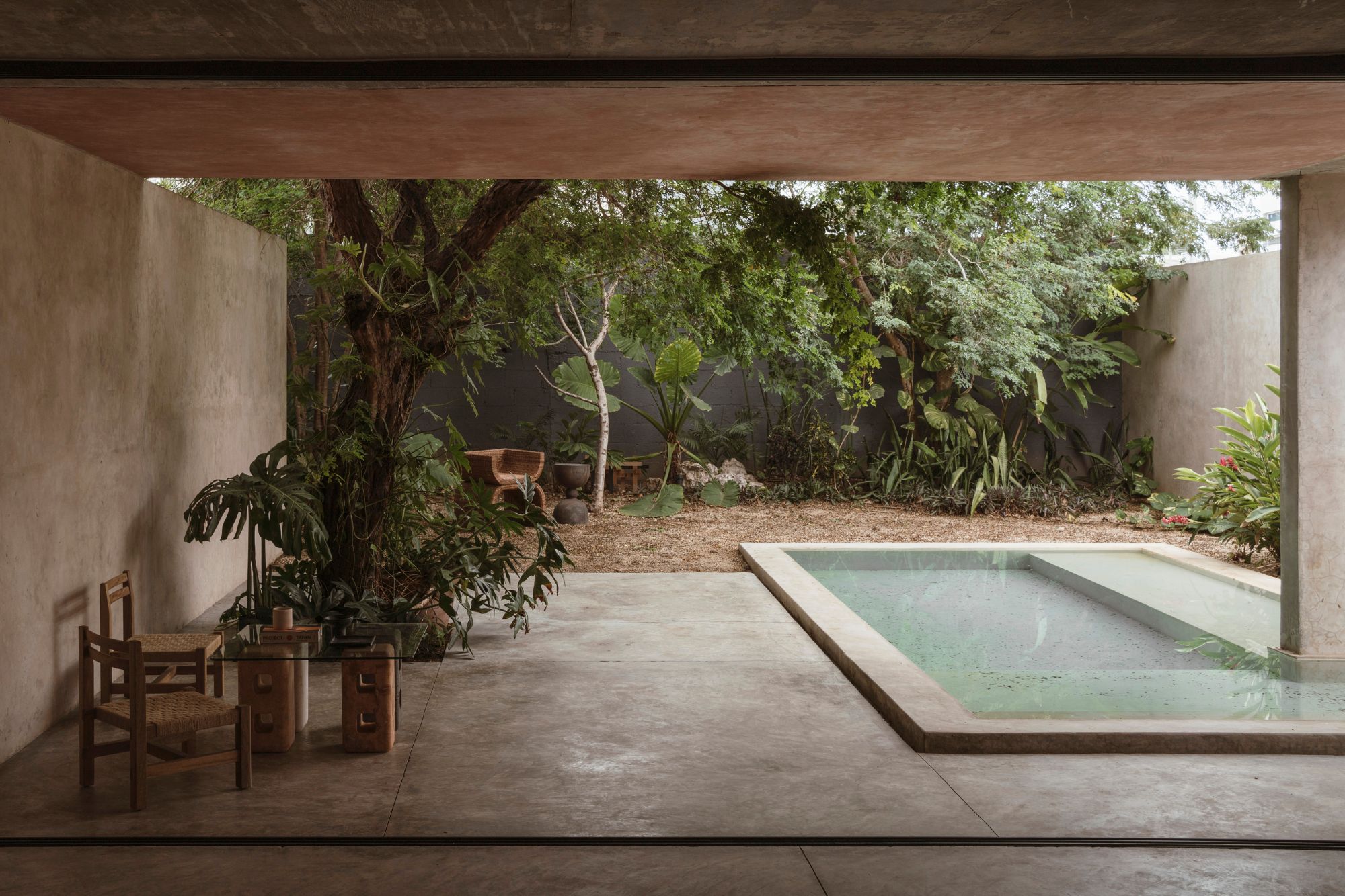 Au cœur de la capitale du Yucatán, la « Casa Bugambilias », bien que de style brutaliste, se pare de rose tendre, en hommage à la fleur de bougainvillier à qui elle doit son nom