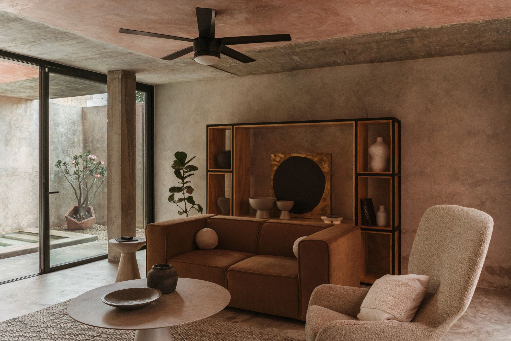 Au cœur de la capitale du Yucatán, la « Casa Bugambilias », bien que de style brutaliste, se pare de rose tendre, en hommage à la fleur de bougainvillier à qui elle doit son nom