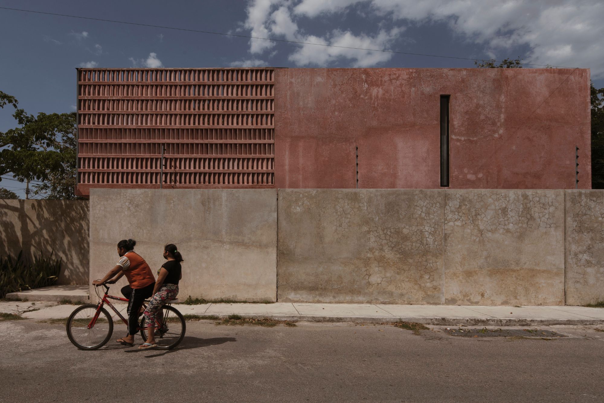 Au cœur de la capitale du Yucatán, la « Casa Bugambilias », bien que de style brutaliste, se pare de rose tendre, en hommage à la fleur de bougainvillier à qui elle doit son nom