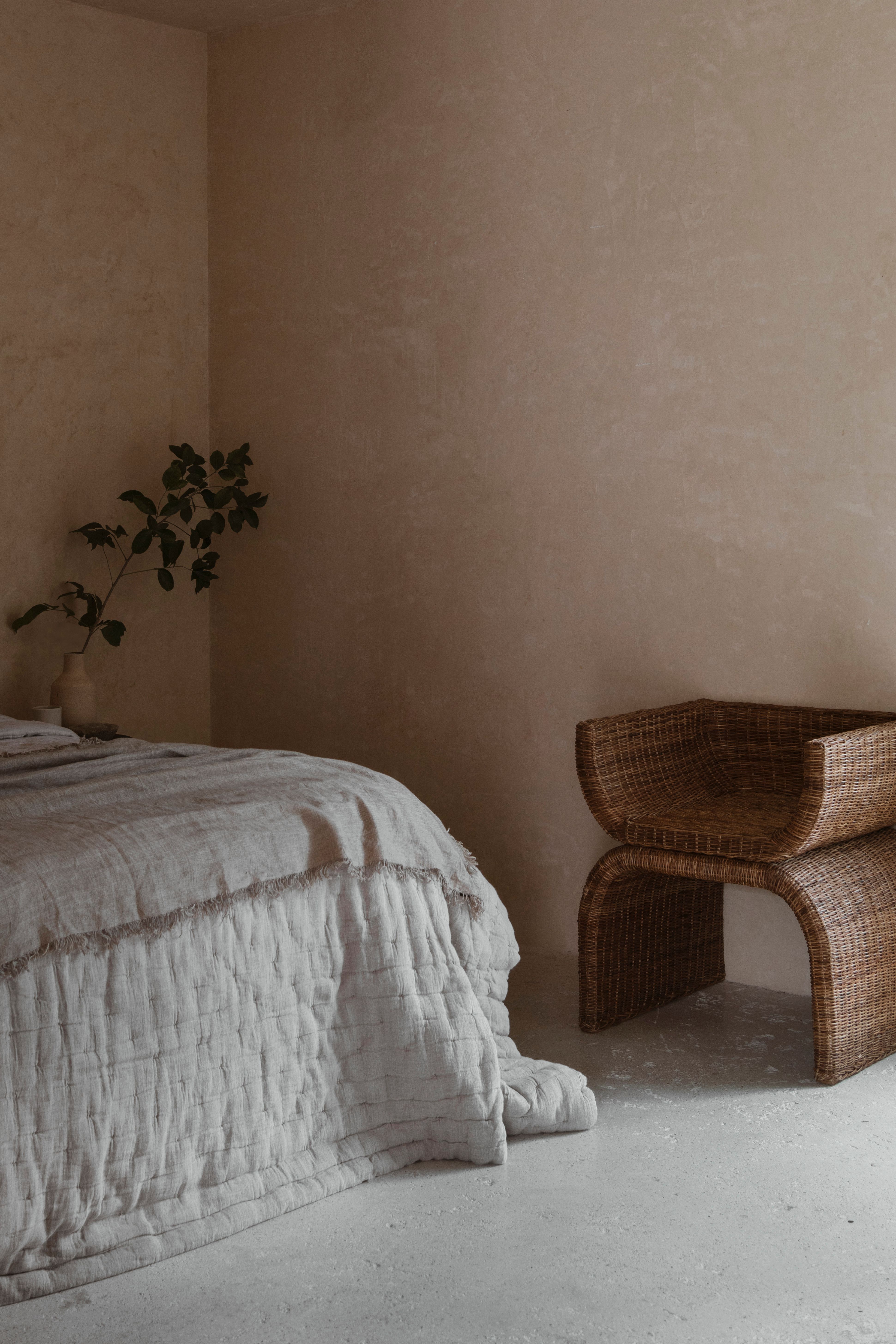 Au cœur de la capitale du Yucatán, la « Casa Bugambilias », bien que de style brutaliste, se pare de rose tendre, en hommage à la fleur de bougainvillier à qui elle doit son nom