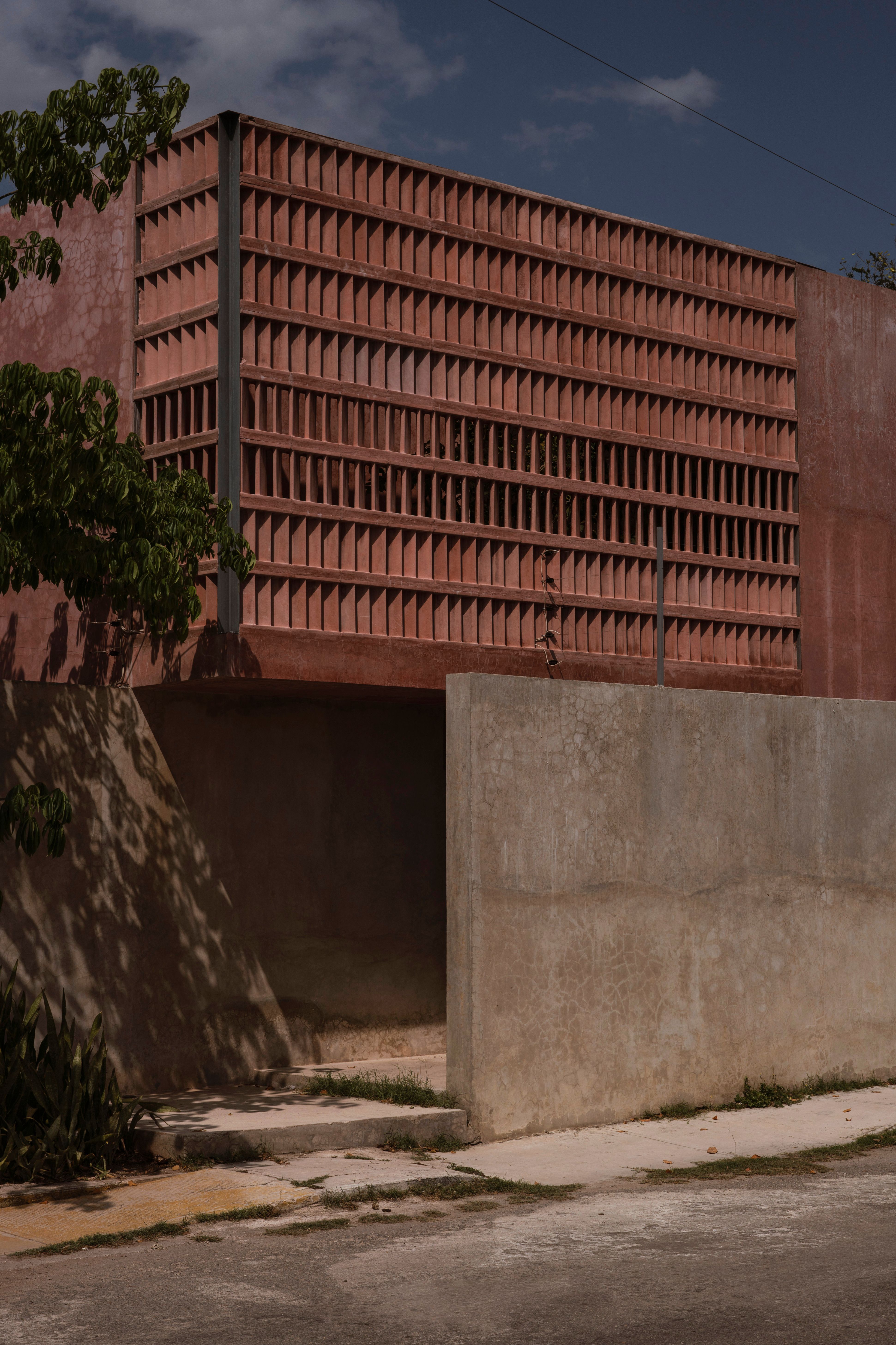 Au cœur de la capitale du Yucatán, la « Casa Bugambilias », bien que de style brutaliste, se pare de rose tendre, en hommage à la fleur de bougainvillier à qui elle doit son nom
