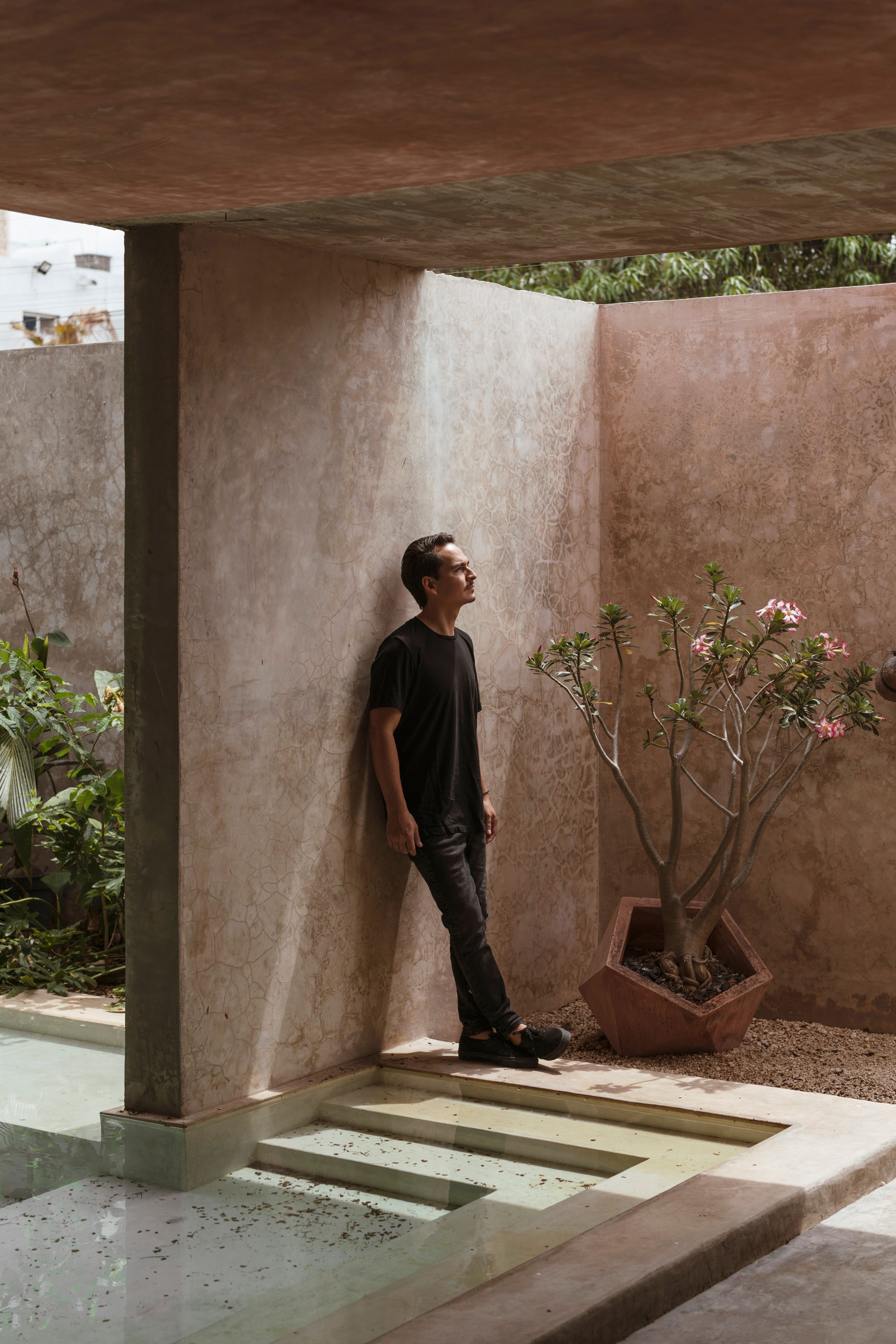 Au cœur de la capitale du Yucatán, la « Casa Bugambilias », bien que de style brutaliste, se pare de rose tendre, en hommage à la fleur de bougainvillier à qui elle doit son nom