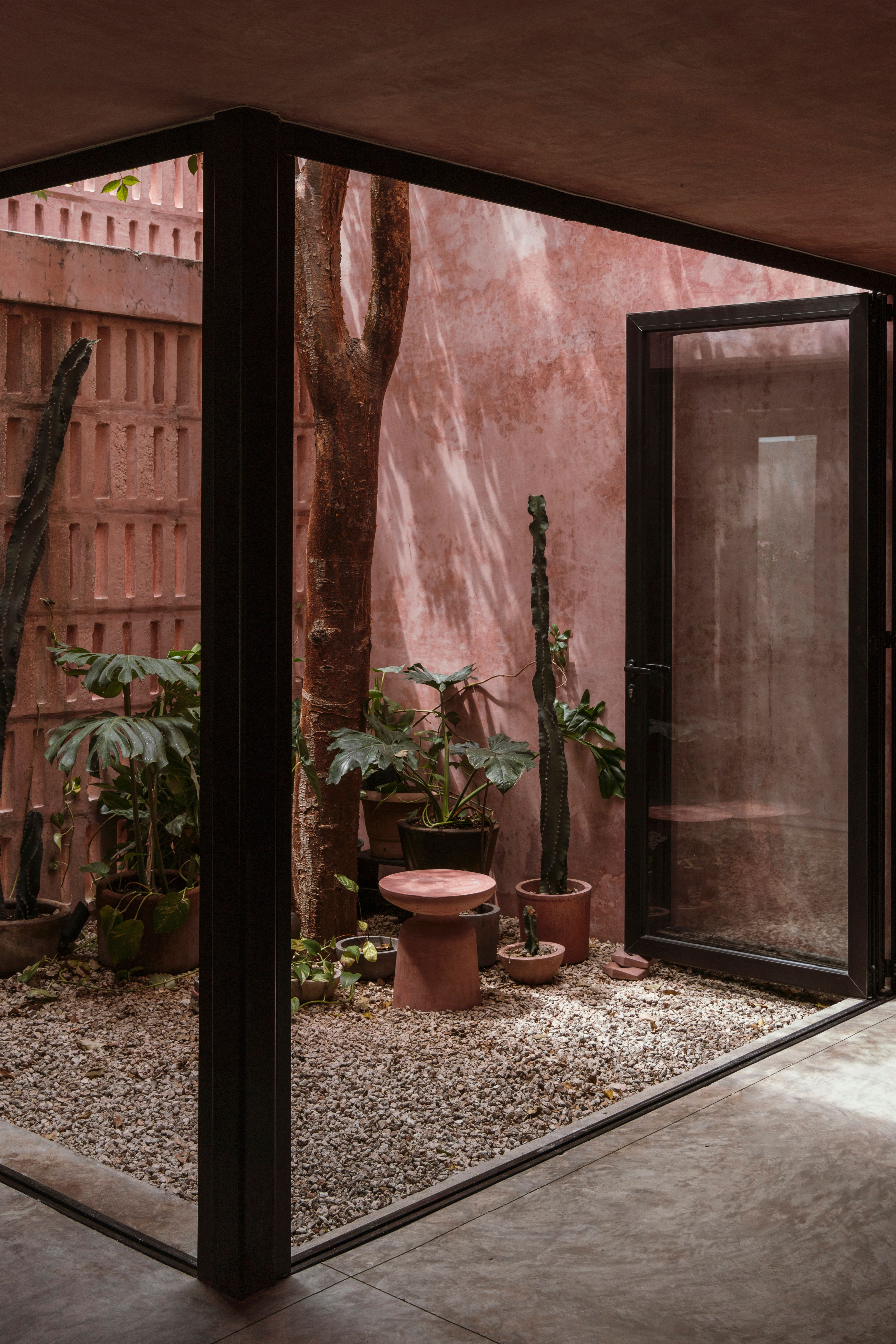 Au cœur de la capitale du Yucatán, la « Casa Bugambilias », bien que de style brutaliste, se pare de rose tendre, en hommage à la fleur de bougainvillier à qui elle doit son nom