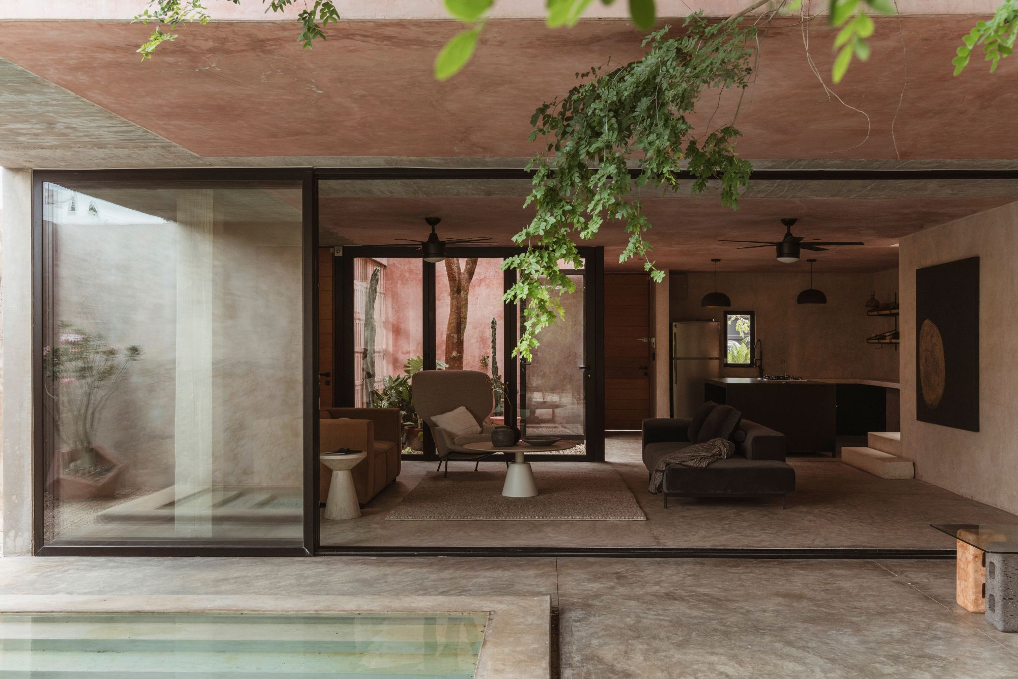 Au cœur de la capitale du Yucatán, la « Casa Bugambilias », bien que de style brutaliste, se pare de rose tendre, en hommage à la fleur de bougainvillier à qui elle doit son nom