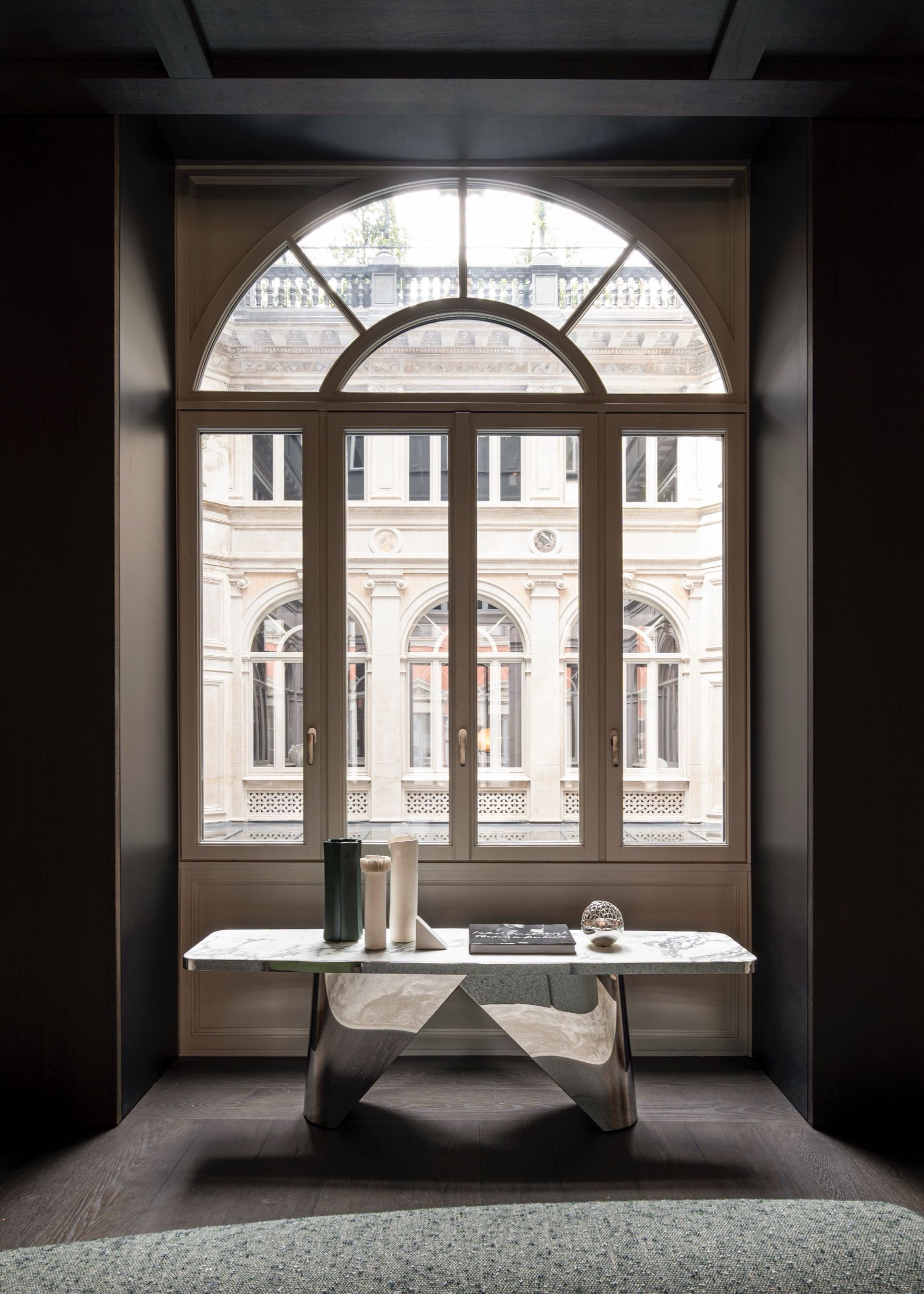 À Milan, l’édition 2025 a dévoilé une vision acide et exaltante du design à venir : plus libre, plus sensoriel, moins policé. Tour d’horizon des tendances à venir