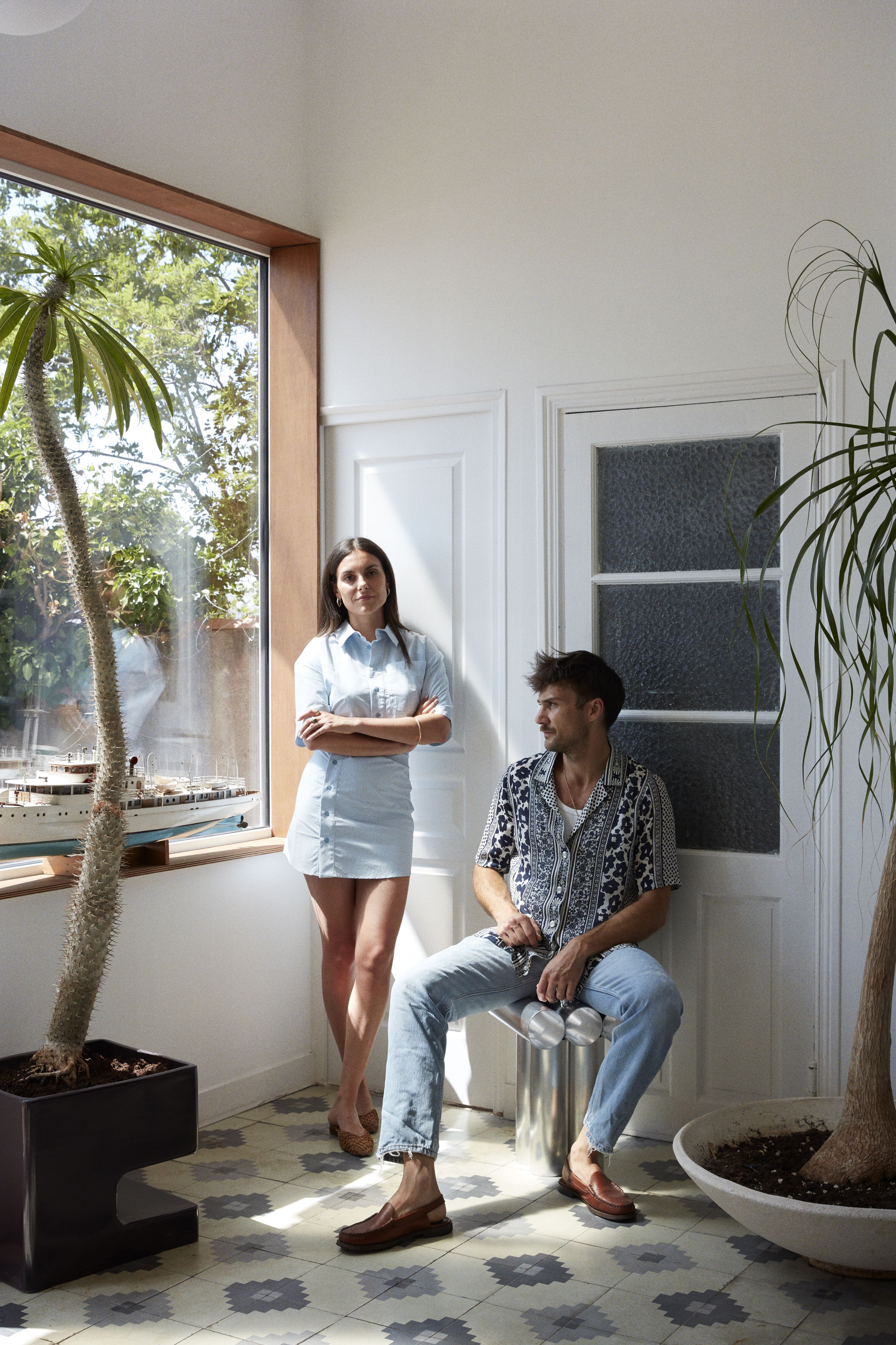 Les yeux plongés dans le bleu de la Méditerranée, Mélissa et Axel Chay vivent dans une maison à flanc de falaise, au nord de Marseille