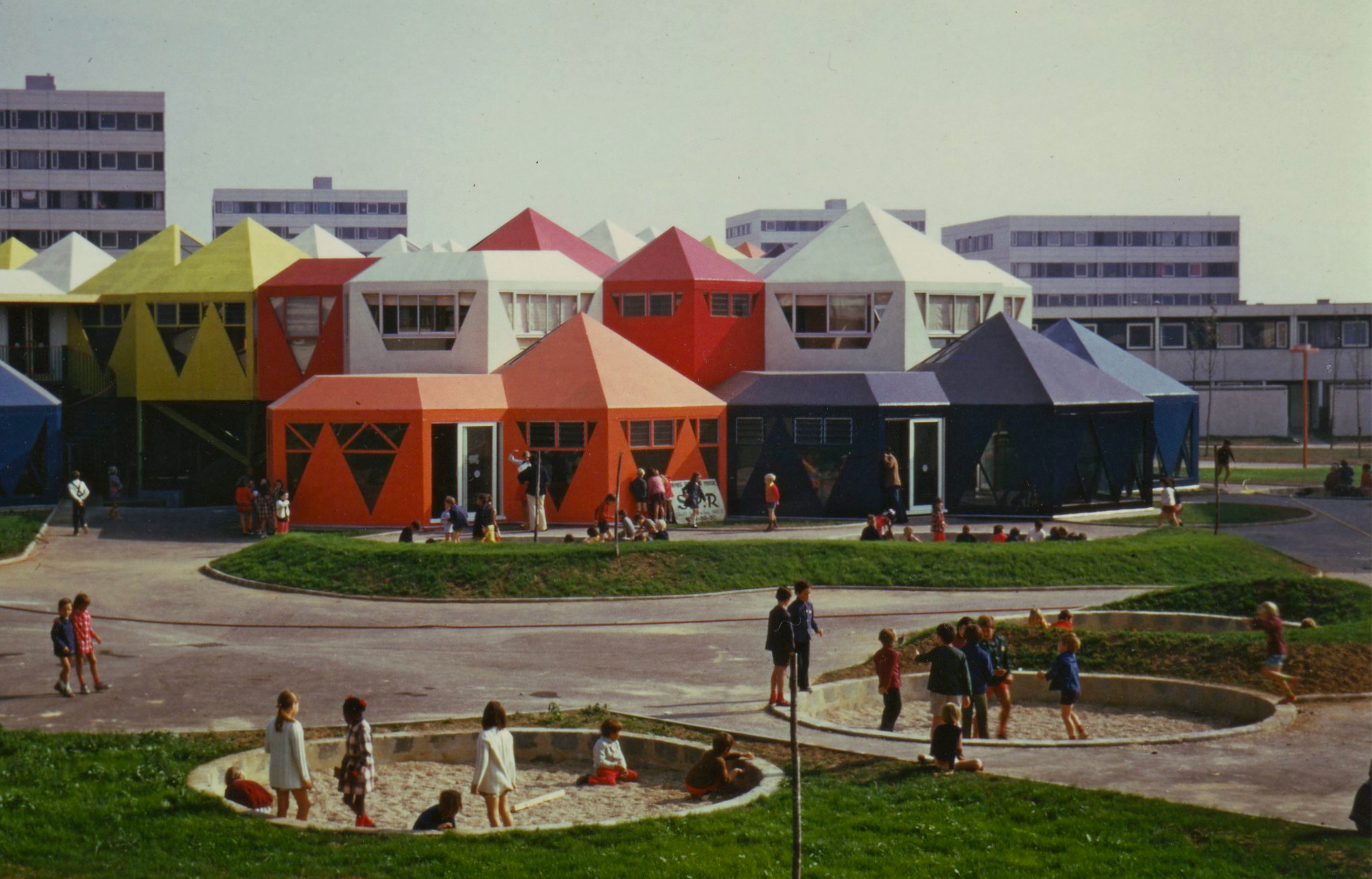 Architecture scolaire : peut-on encore construire des lieux qui donnent envie d’apprendre ?