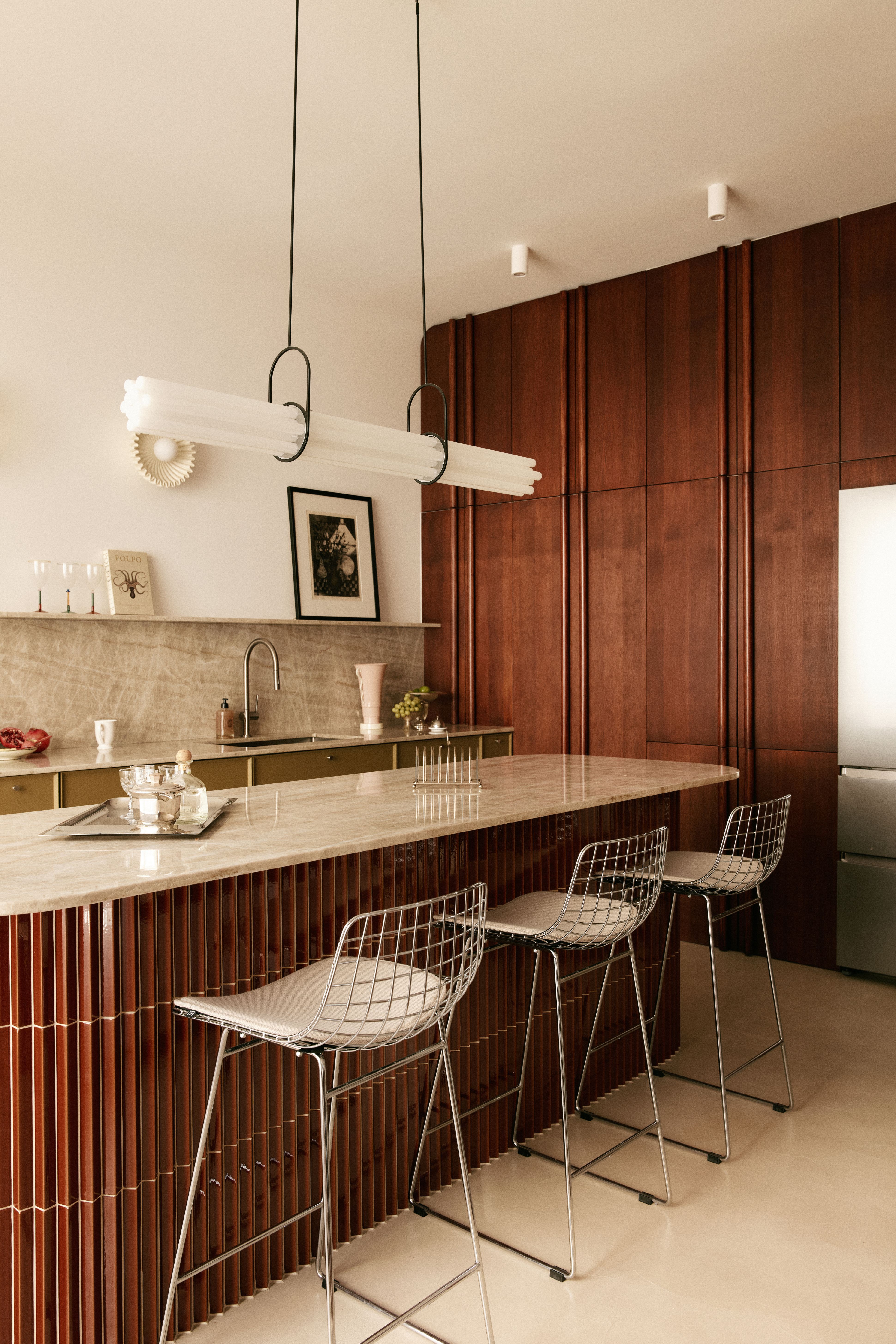 Pour ce quatre pièces du VIIe arrondissement parisien, l’architecte d’intérieur Andrea de Busni a composé une partition autour de la couleur. Bordeaux, kaki et moutarde s’y imposent en triptyque chaleureux pour structurer et rythmer l’espace