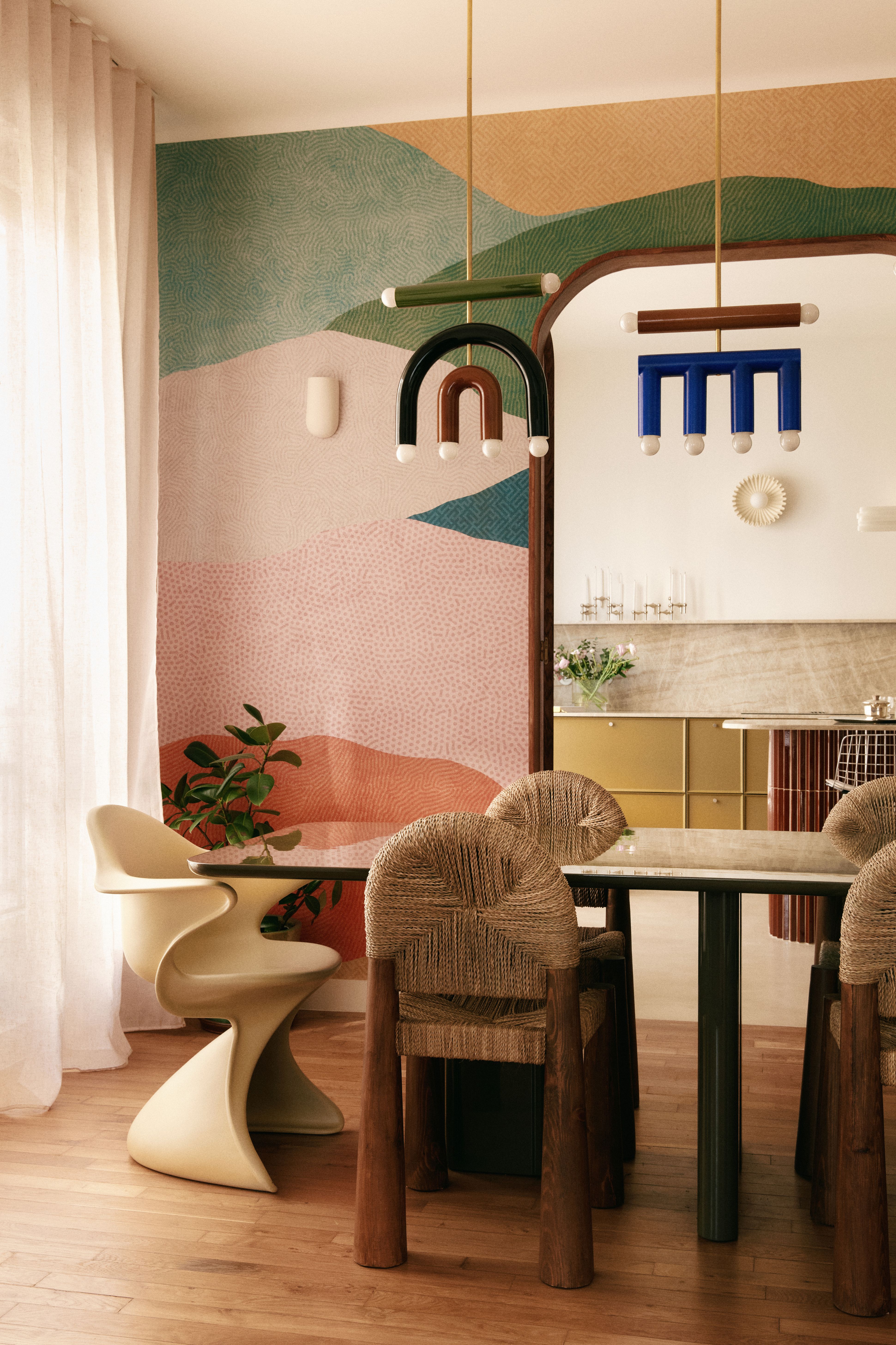 Pour ce quatre pièces du VIIe arrondissement parisien, l’architecte d’intérieur Andrea de Busni a composé une partition autour de la couleur. Bordeaux, kaki et moutarde s’y imposent en triptyque chaleureux pour structurer et rythmer l’espace