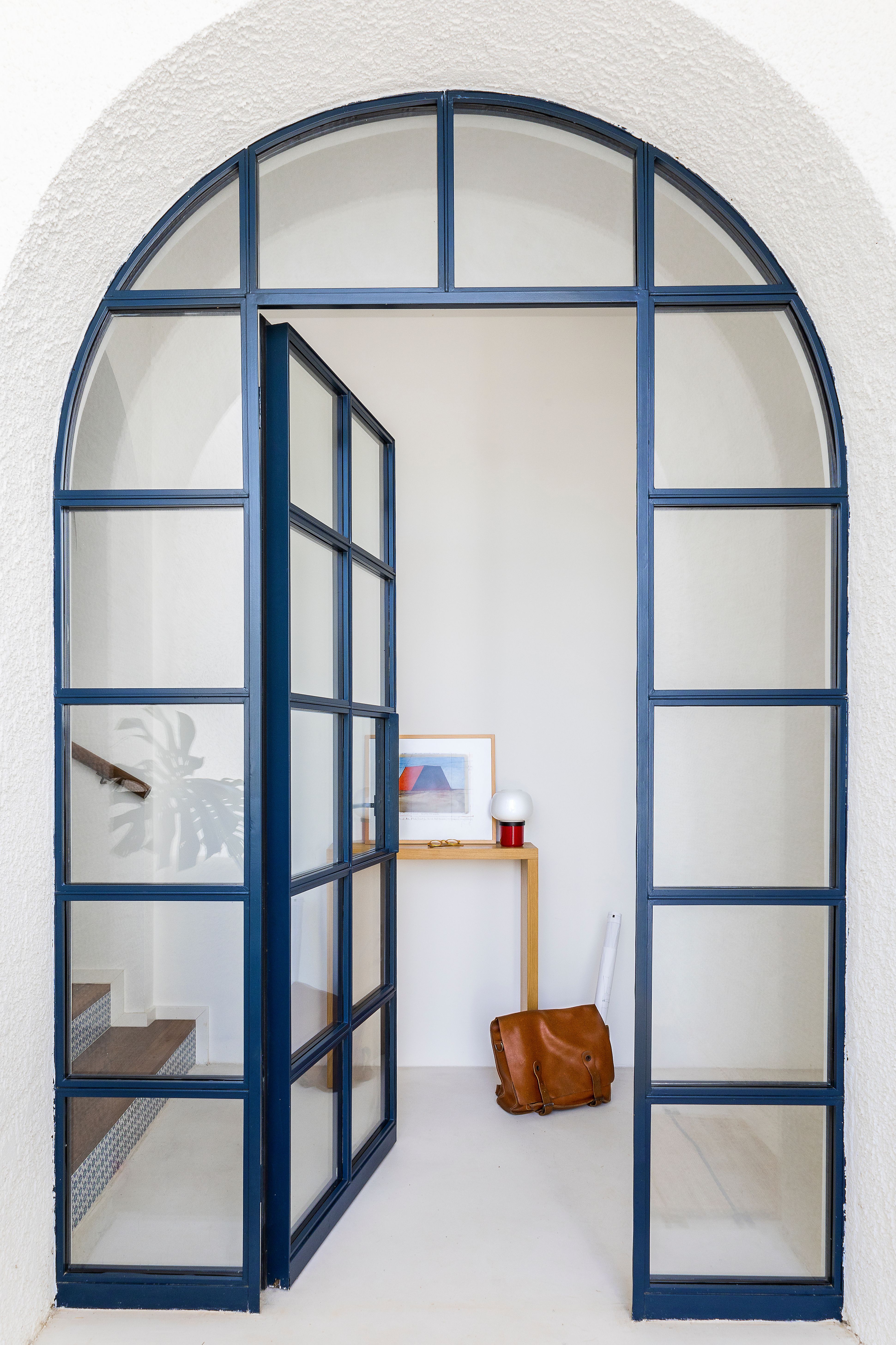 Dans son village natal des Pouilles, l’architecte Eugenio Minerva a conçu sa maison, la casa Porthole, comme un bateau. Dominant les petites criques du hameau de Santa Caterina, aux pieds de Nardó, elle est entièrement tournée vers la mer