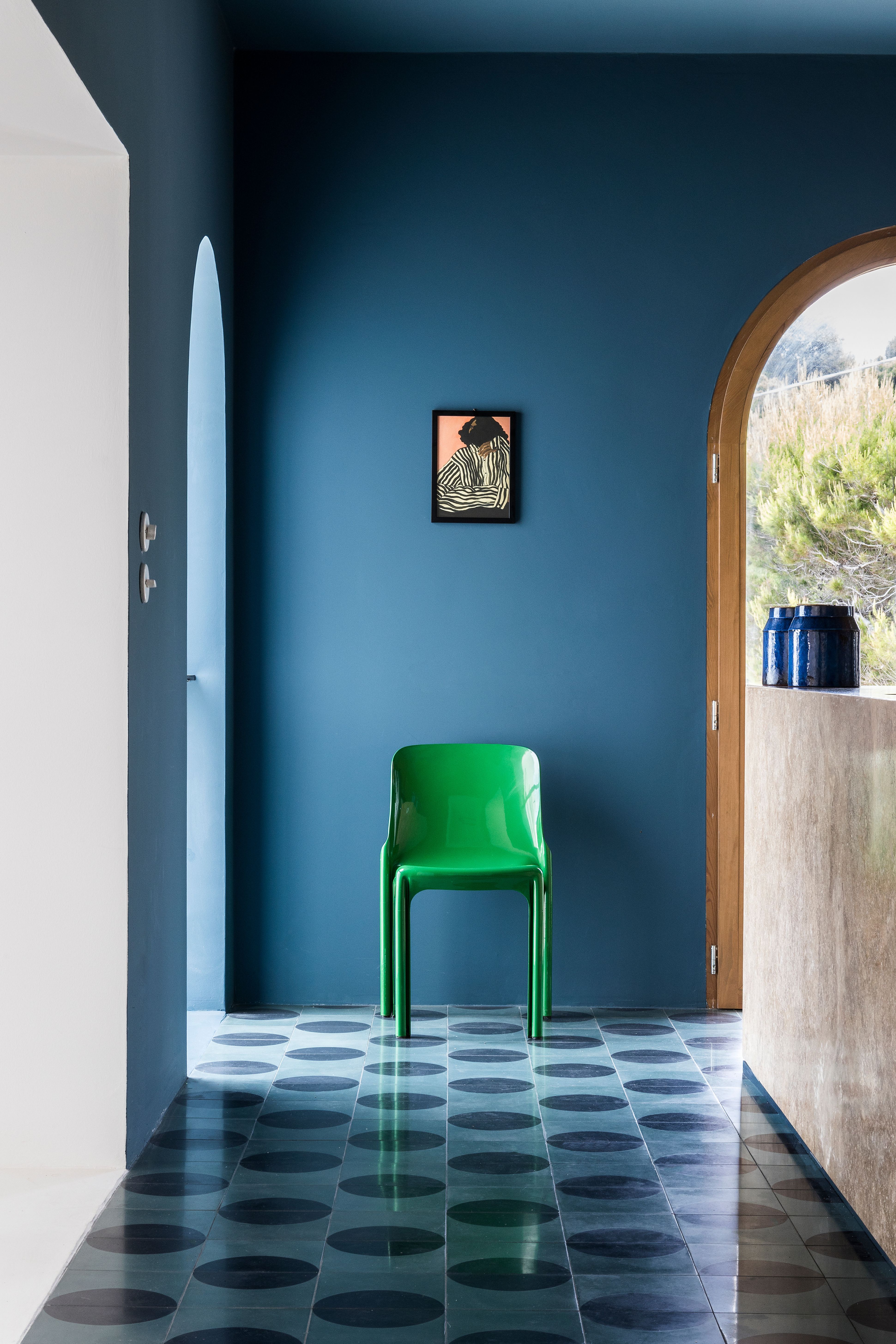 Dans son village natal des Pouilles, l’architecte Eugenio Minerva a conçu sa maison, la casa Porthole, comme un bateau. Dominant les petites criques du hameau de Santa Caterina, aux pieds de Nardó, elle est entièrement tournée vers la mer