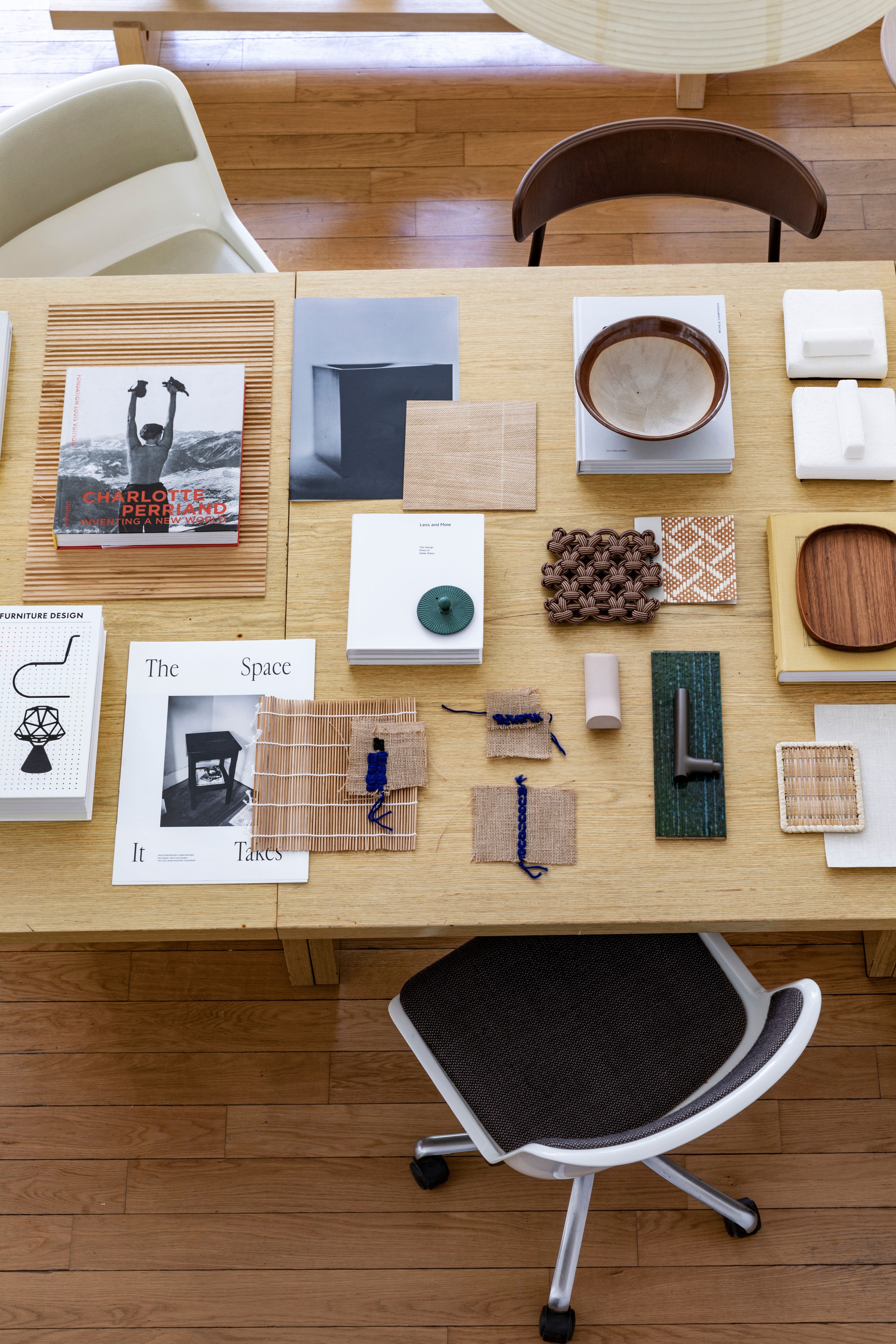 La designeuse italienne de 36 ans se dépeint volontiers comme excentrique, voire volcanique. Ce qui n’empêche pas le style de son travail de diffuser plutôt un sentiment de calme, à l’image de son atelier du quartier de Lambrate, à Milan, où elle s’est installée il y a dix ans