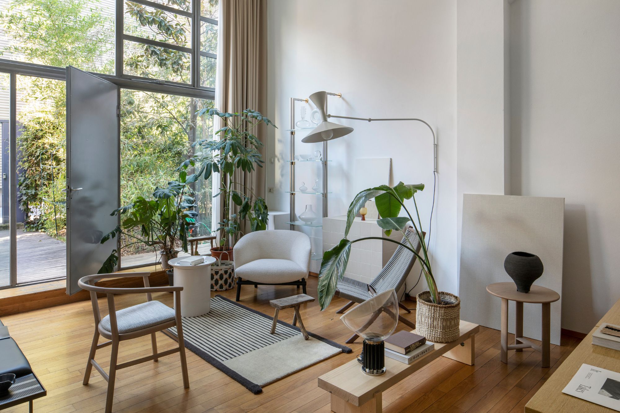 La designeuse italienne de 36 ans se dépeint volontiers comme excentrique, voire volcanique. Ce qui n’empêche pas le style de son travail de diffuser plutôt un sentiment de calme, à l’image de son atelier du quartier de Lambrate, à Milan, où elle s’est installée il y a dix ans