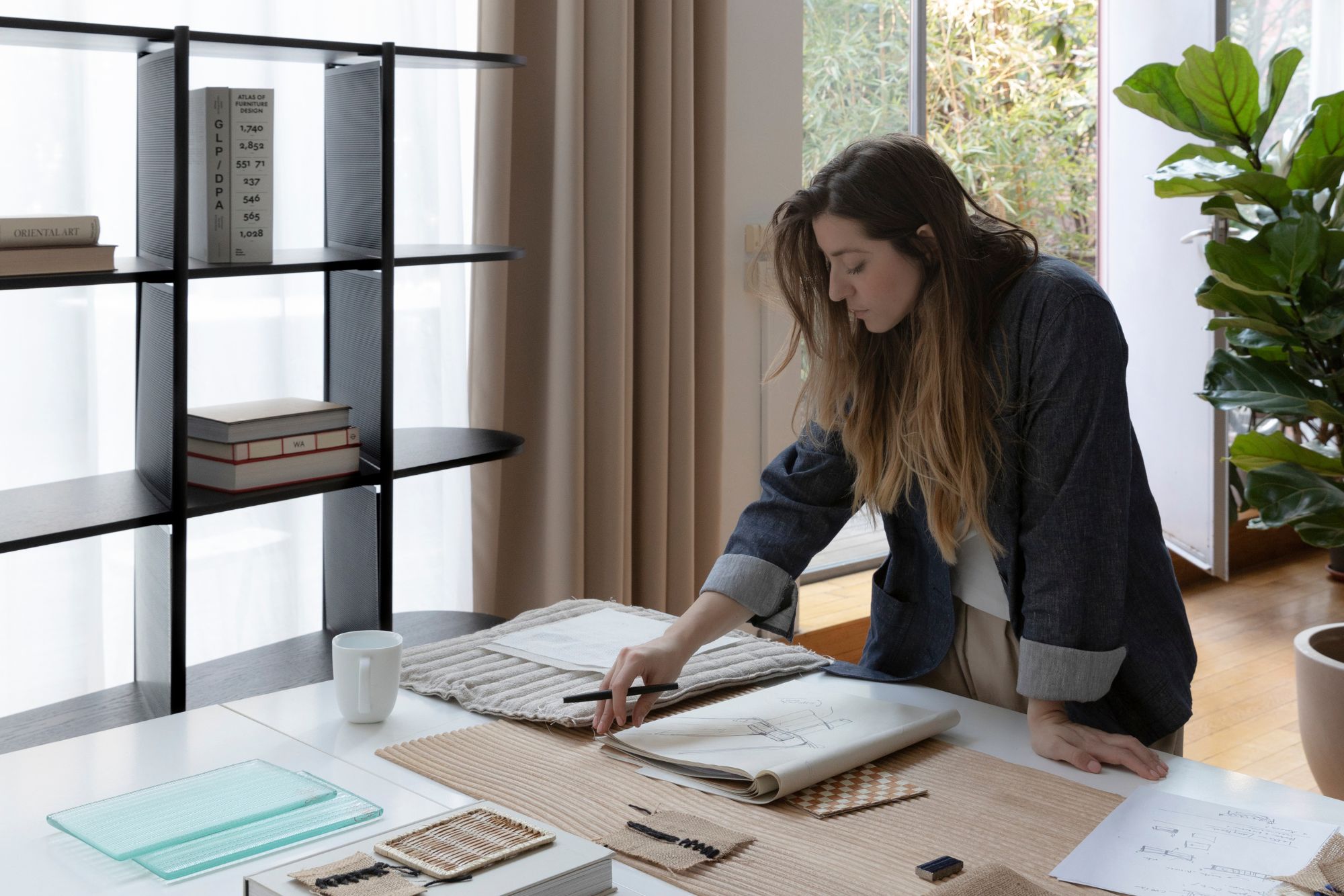 La designeuse italienne de 36 ans se dépeint volontiers comme excentrique, voire volcanique. Ce qui n’empêche pas le style de son travail de diffuser plutôt un sentiment de calme, à l’image de son atelier du quartier de Lambrate, à Milan, où elle s’est installée il y a dix ans
