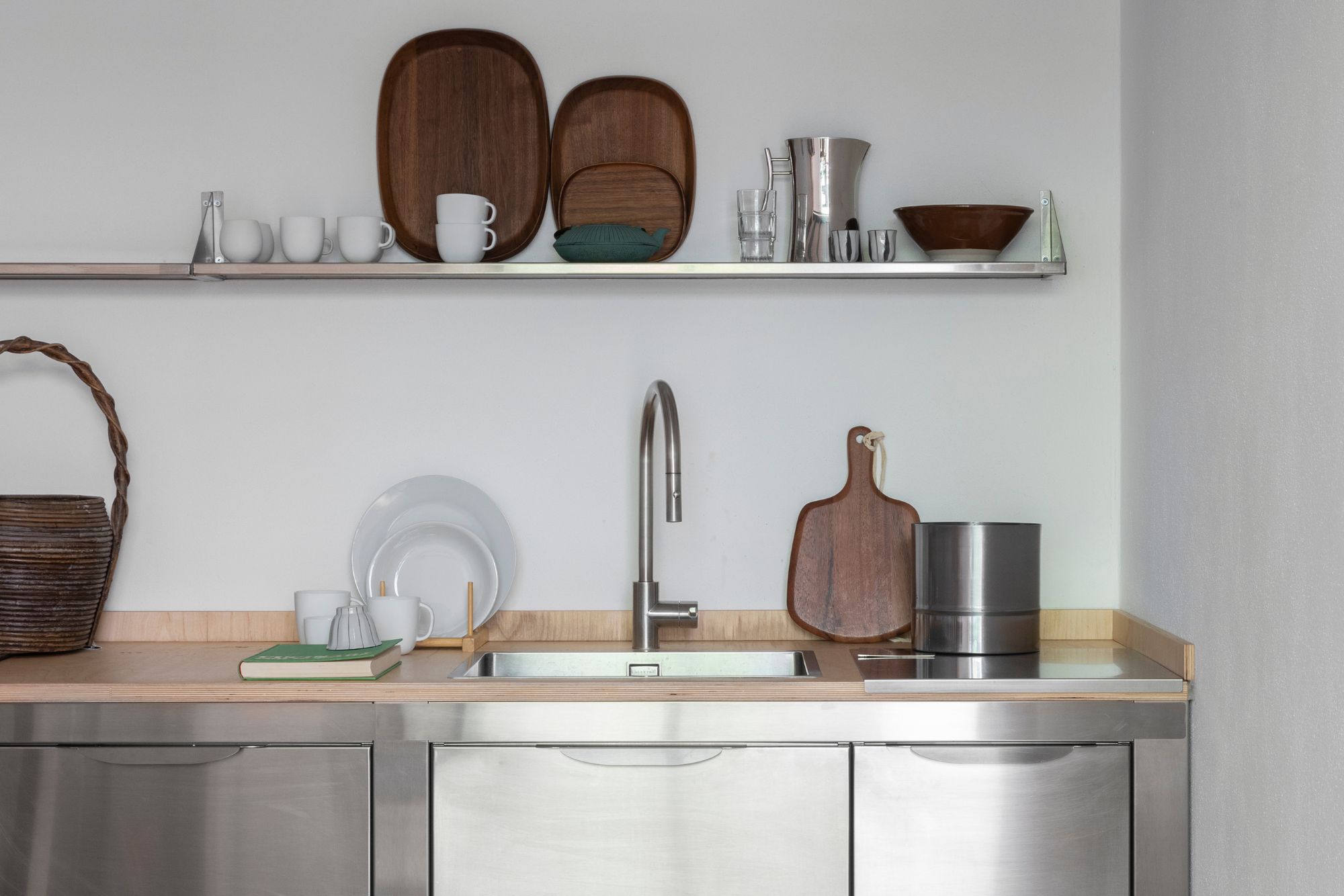 La designeuse italienne de 36 ans se dépeint volontiers comme excentrique, voire volcanique. Ce qui n’empêche pas le style de son travail de diffuser plutôt un sentiment de calme, à l’image de son atelier du quartier de Lambrate, à Milan, où elle s’est installée il y a dix ans