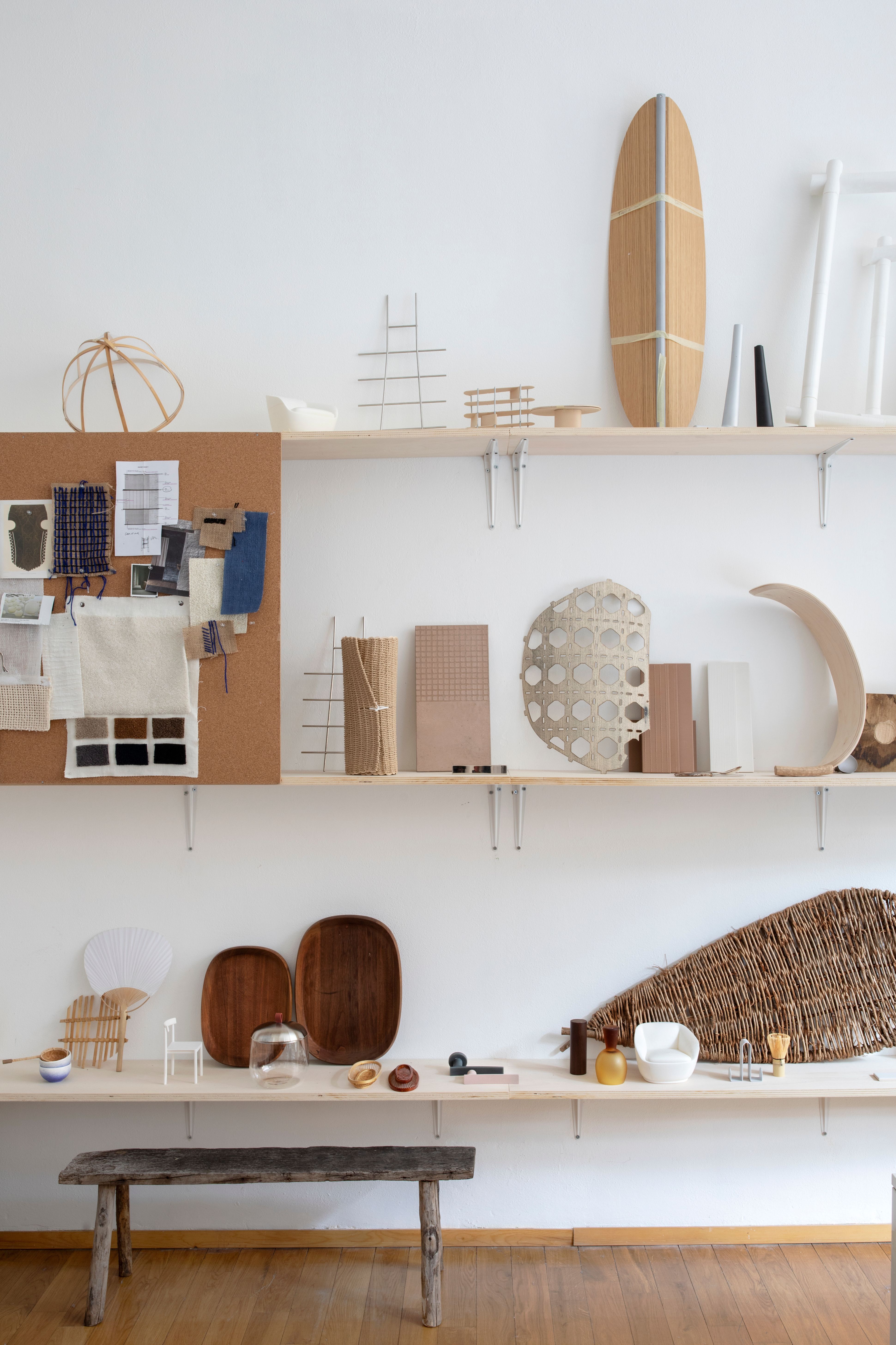 La designeuse italienne de 36 ans se dépeint volontiers comme excentrique, voire volcanique. Ce qui n’empêche pas le style de son travail de diffuser plutôt un sentiment de calme, à l’image de son atelier du quartier de Lambrate, à Milan, où elle s’est installée il y a dix ans