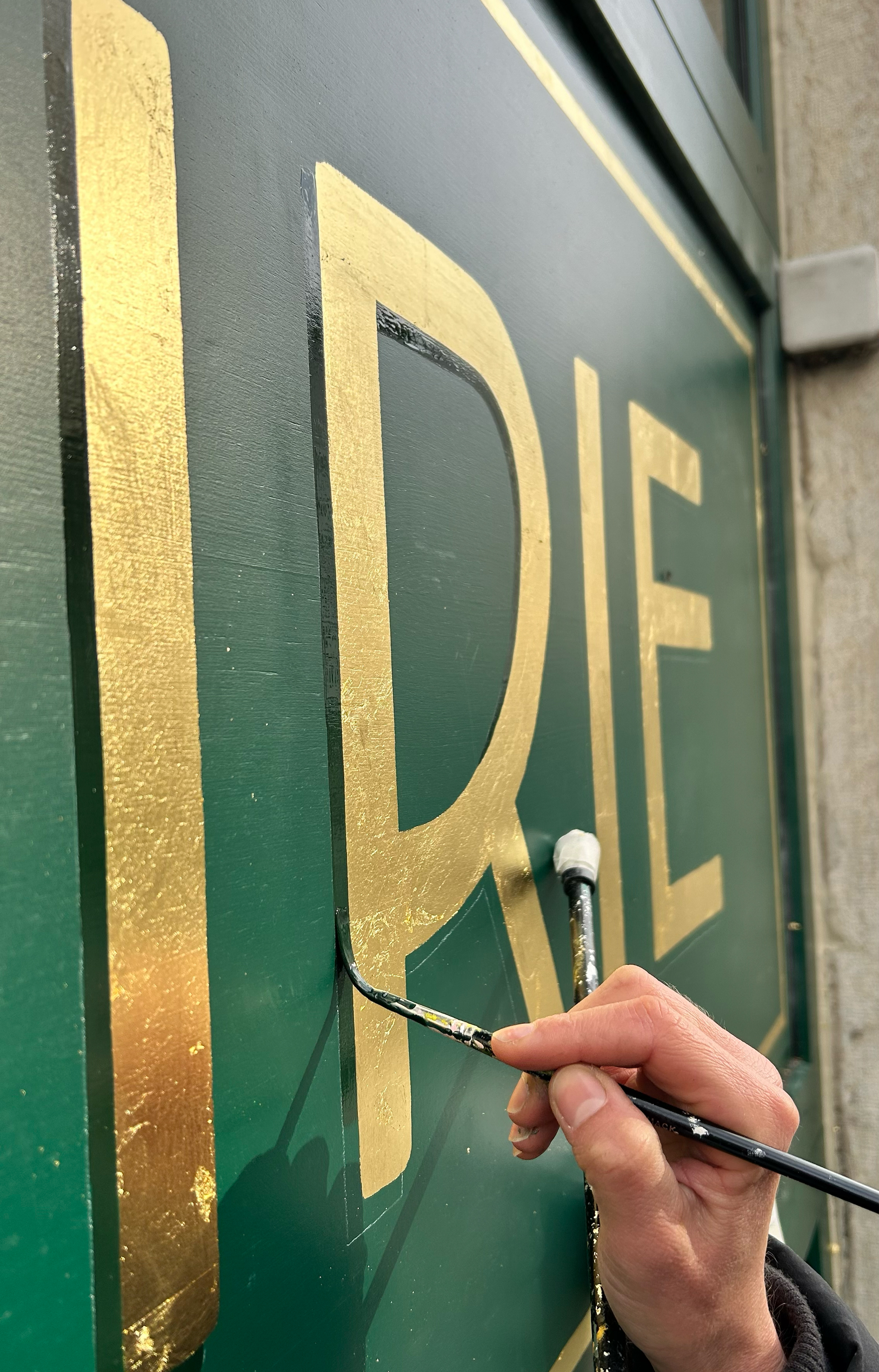 Peintres en lettres - l’art discret qui redessine nos villes
