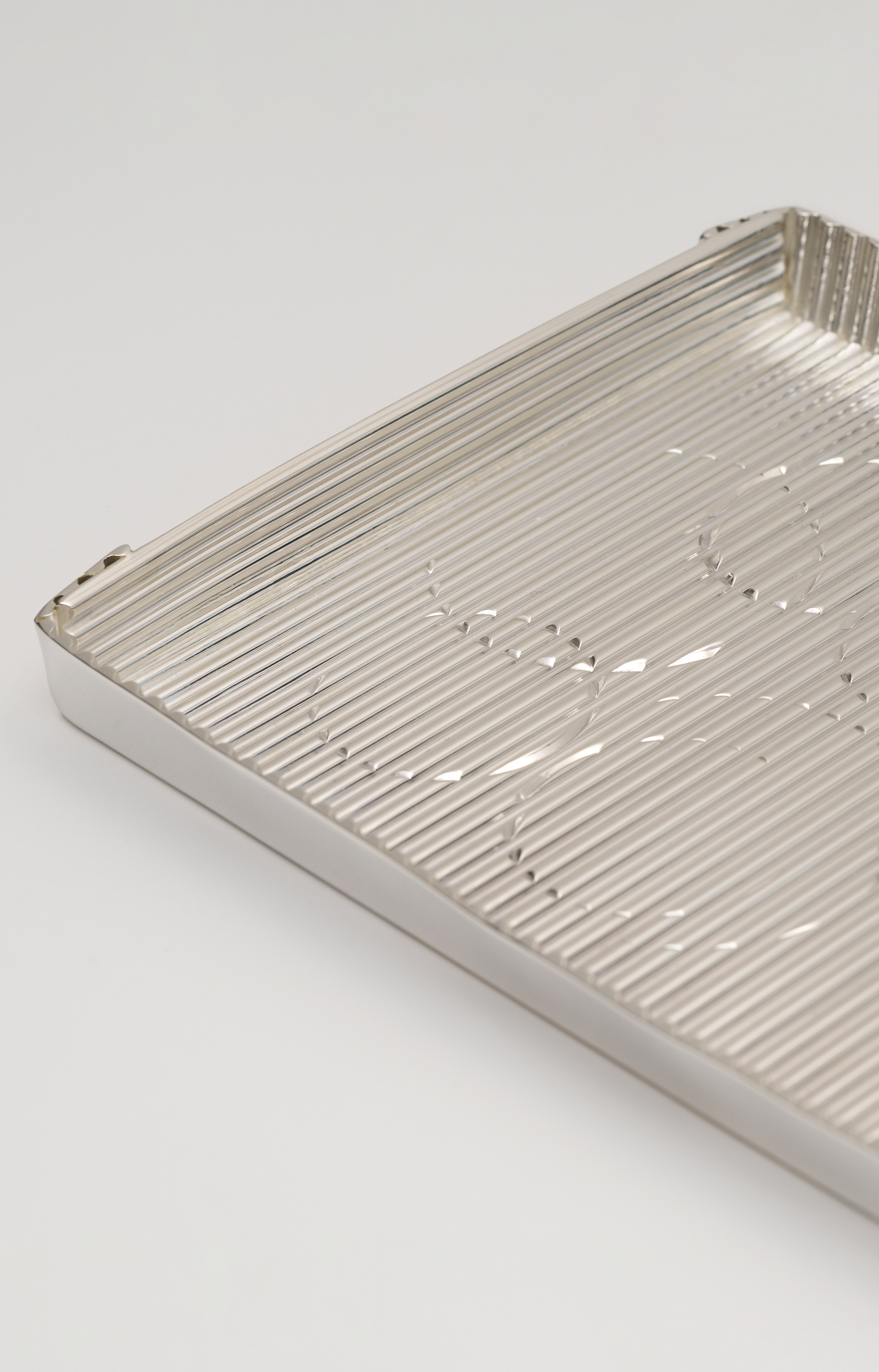 Tendance - Carton ondulé, design affûté, le matériau modeste qui fait sensation - IDEAT - puiforcat_