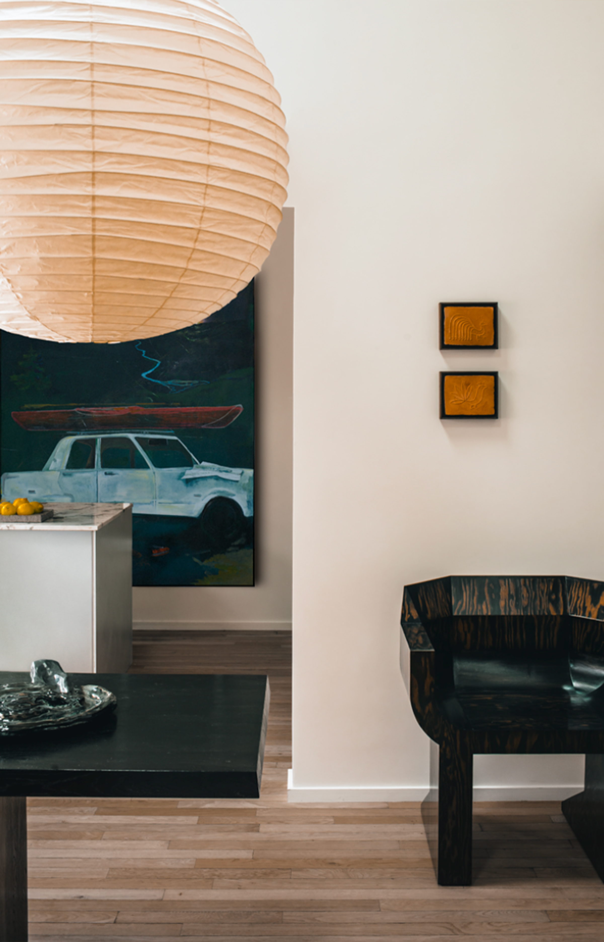 Un duplex des années 90 remis en lumière par studio RMGB  Le premier contact avec cet appartement parisien aurait pu décourager les plus