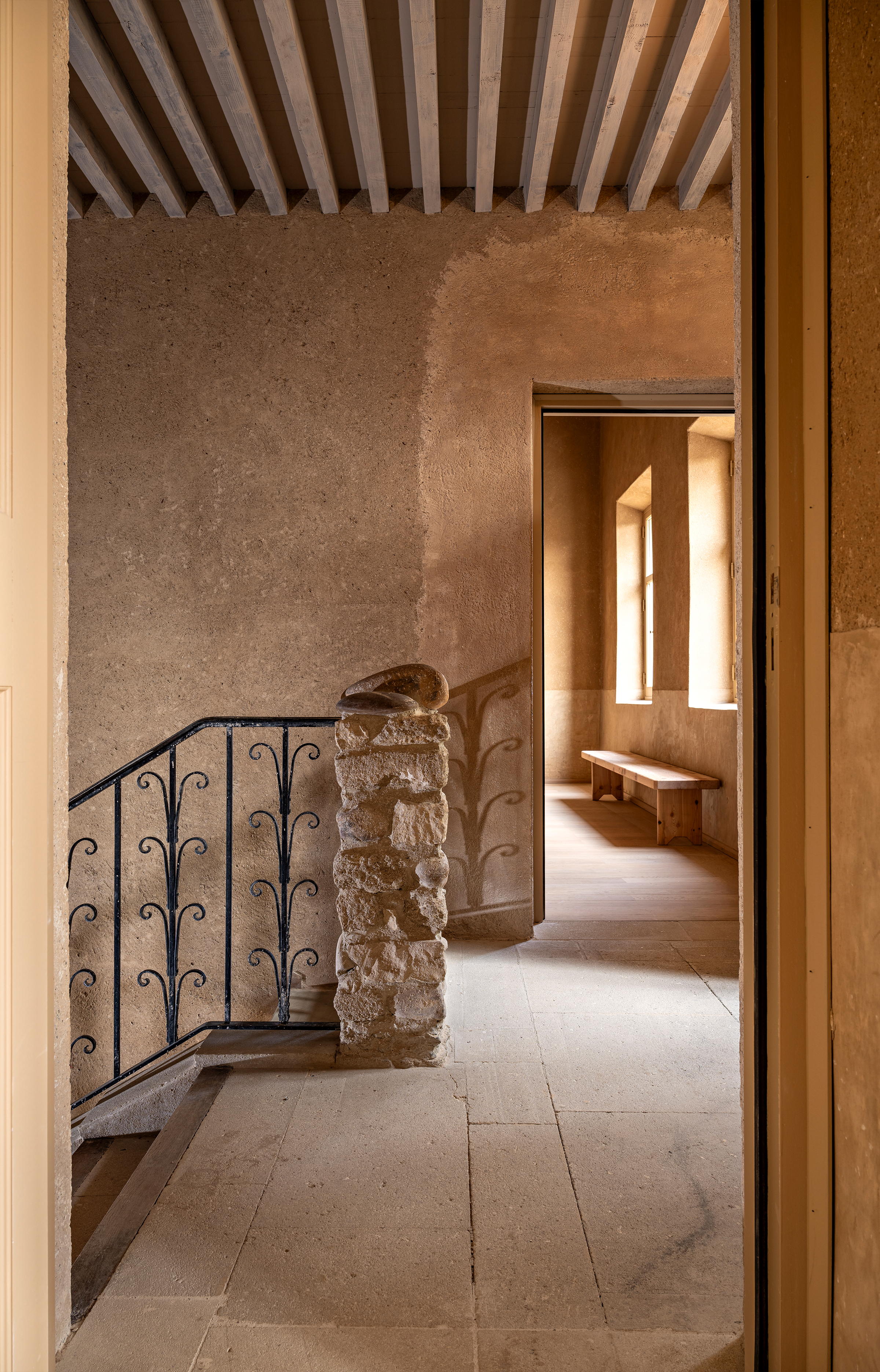 Studio Mumbai et Studio Méditerranée réinventent Beaucastel, joyau de Châteauneuf-du-Pape