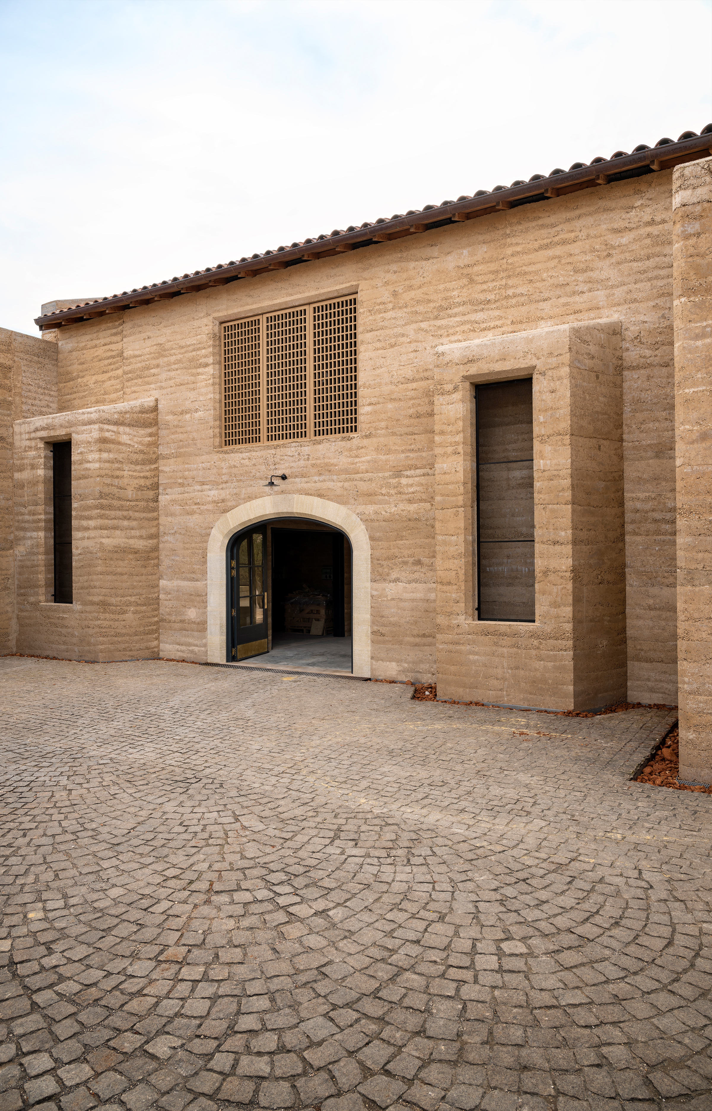 Studio Mumbai et Studio Méditerranée réinventent Beaucastel, joyau de Châteauneuf-du-Pape