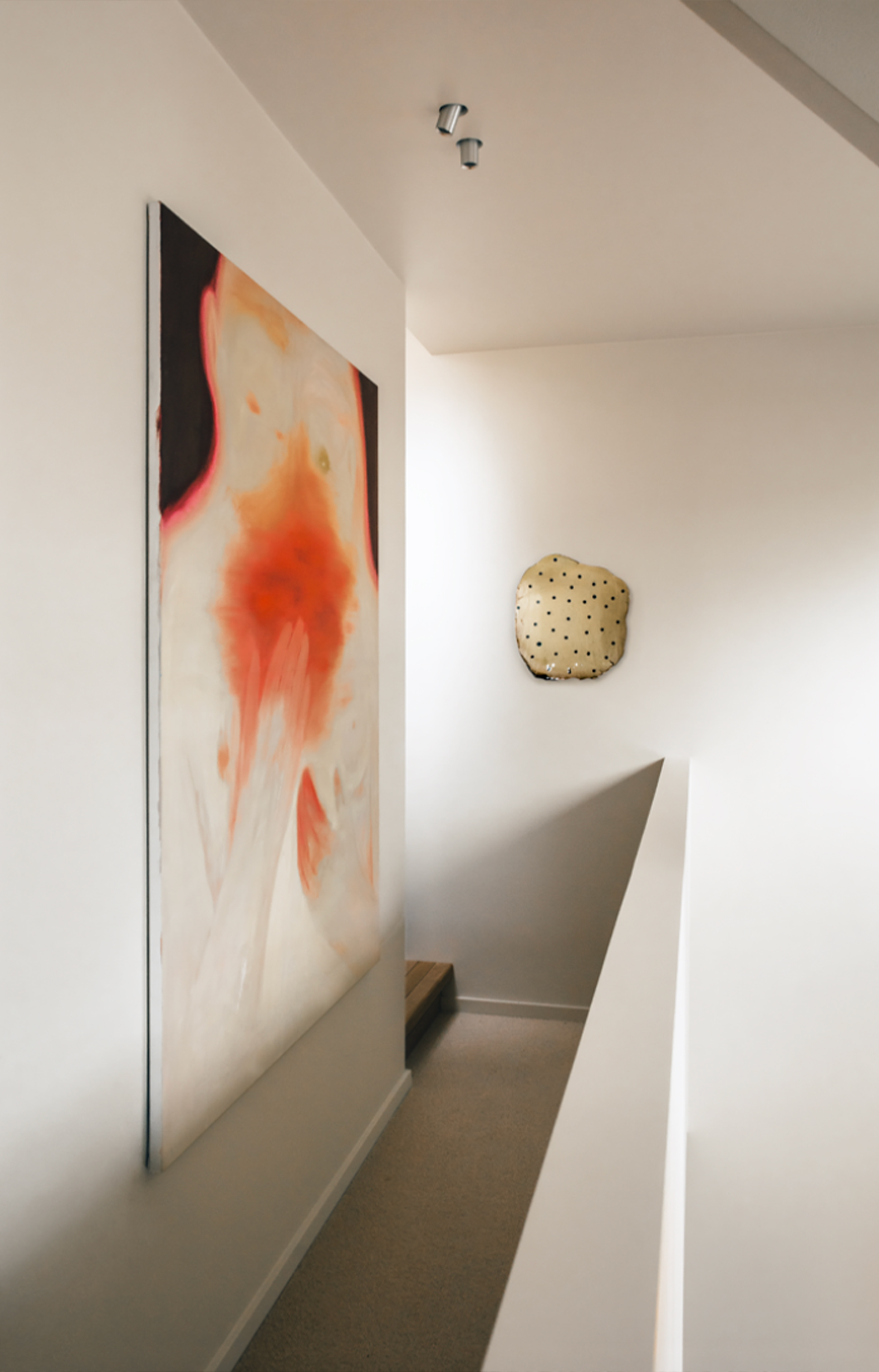 Un duplex des années 90 remis en lumière par studio RMGB  Le premier contact avec cet appartement parisien aurait pu décourager les plus