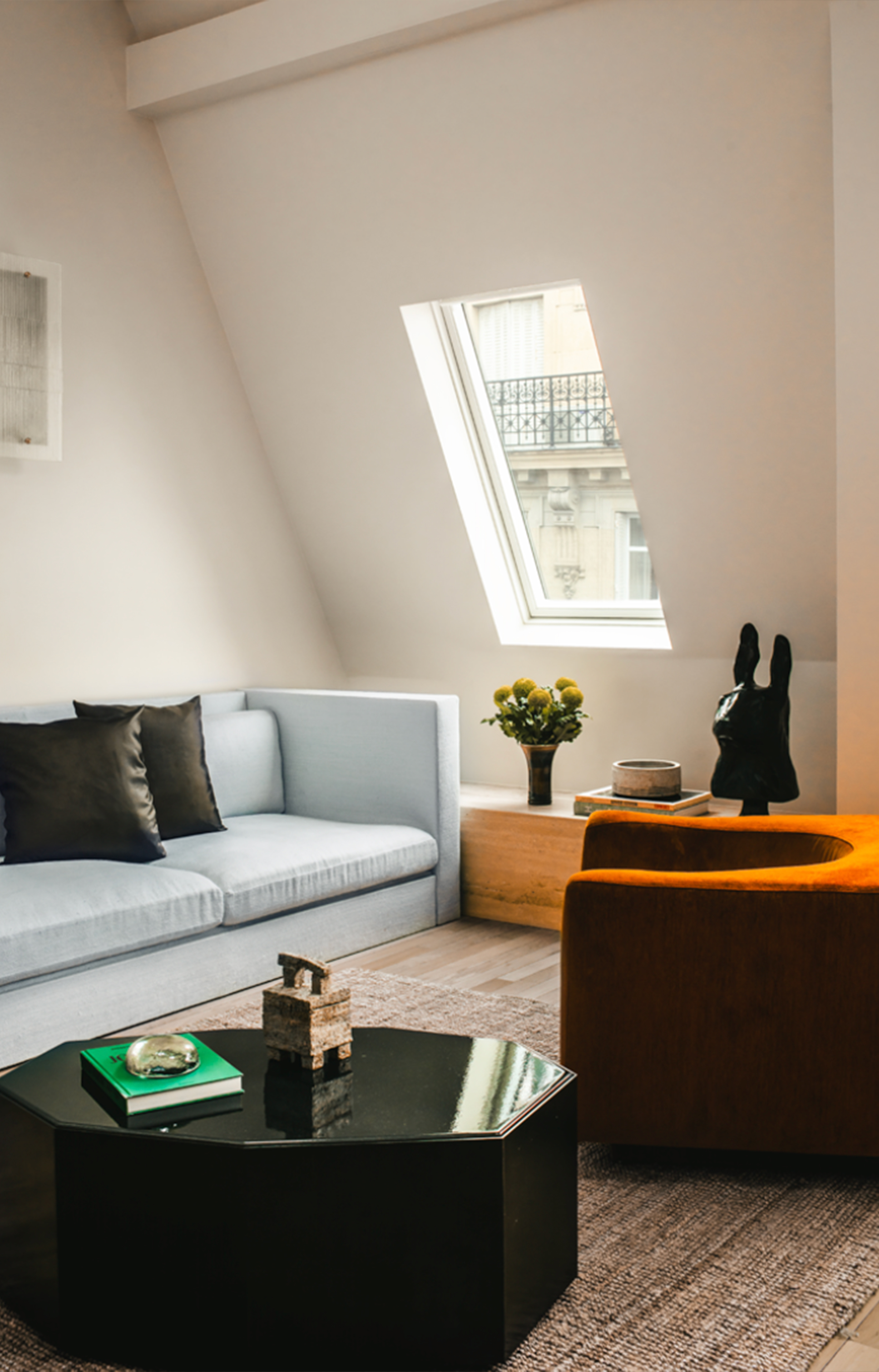 Un duplex des années 90 remis en lumière par studio RMGB  Le premier contact avec cet appartement parisien aurait pu décourager les plus