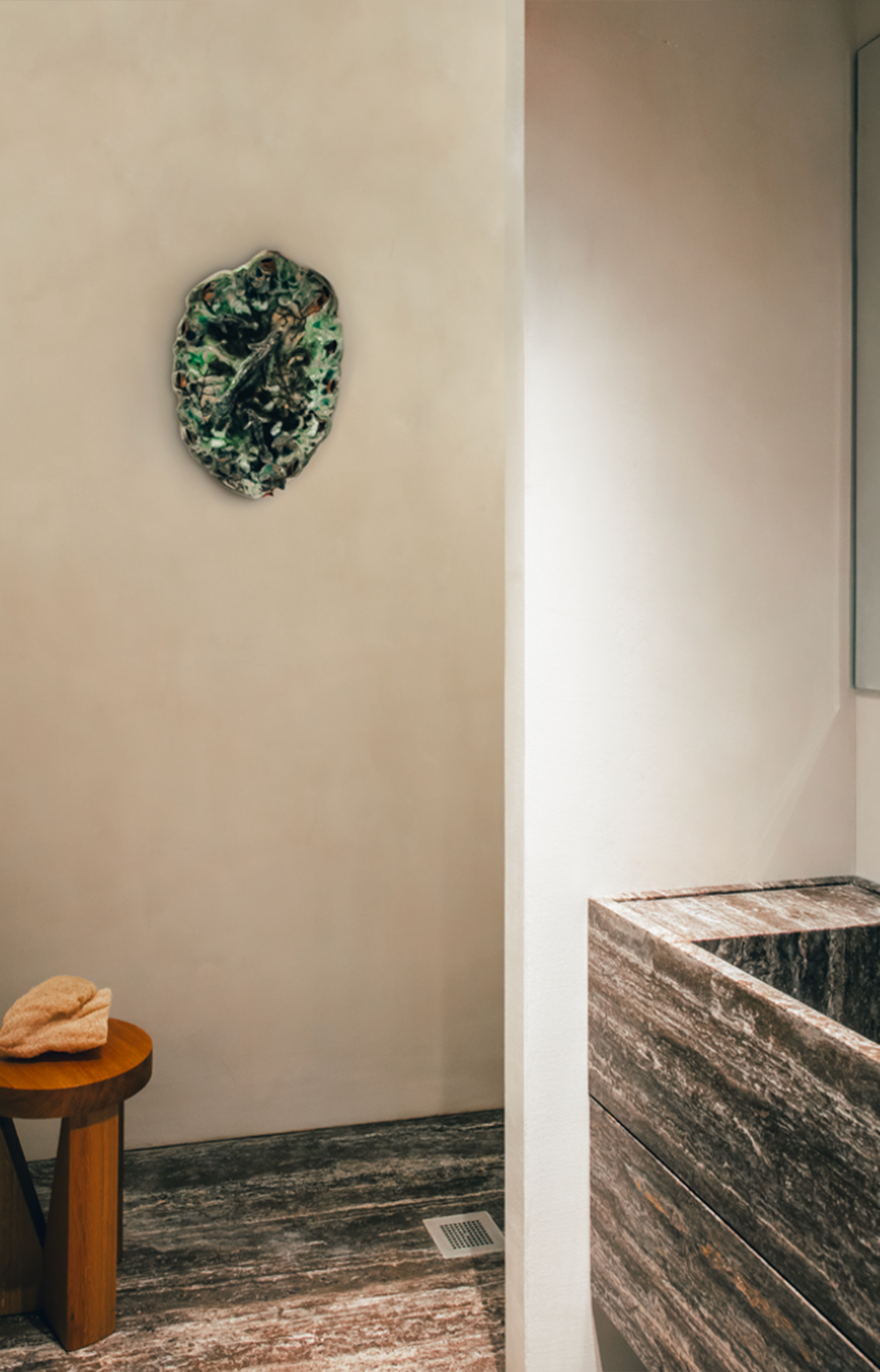 Un duplex des années 90 remis en lumière par studio RMGB  Le premier contact avec cet appartement parisien aurait pu décourager les plus