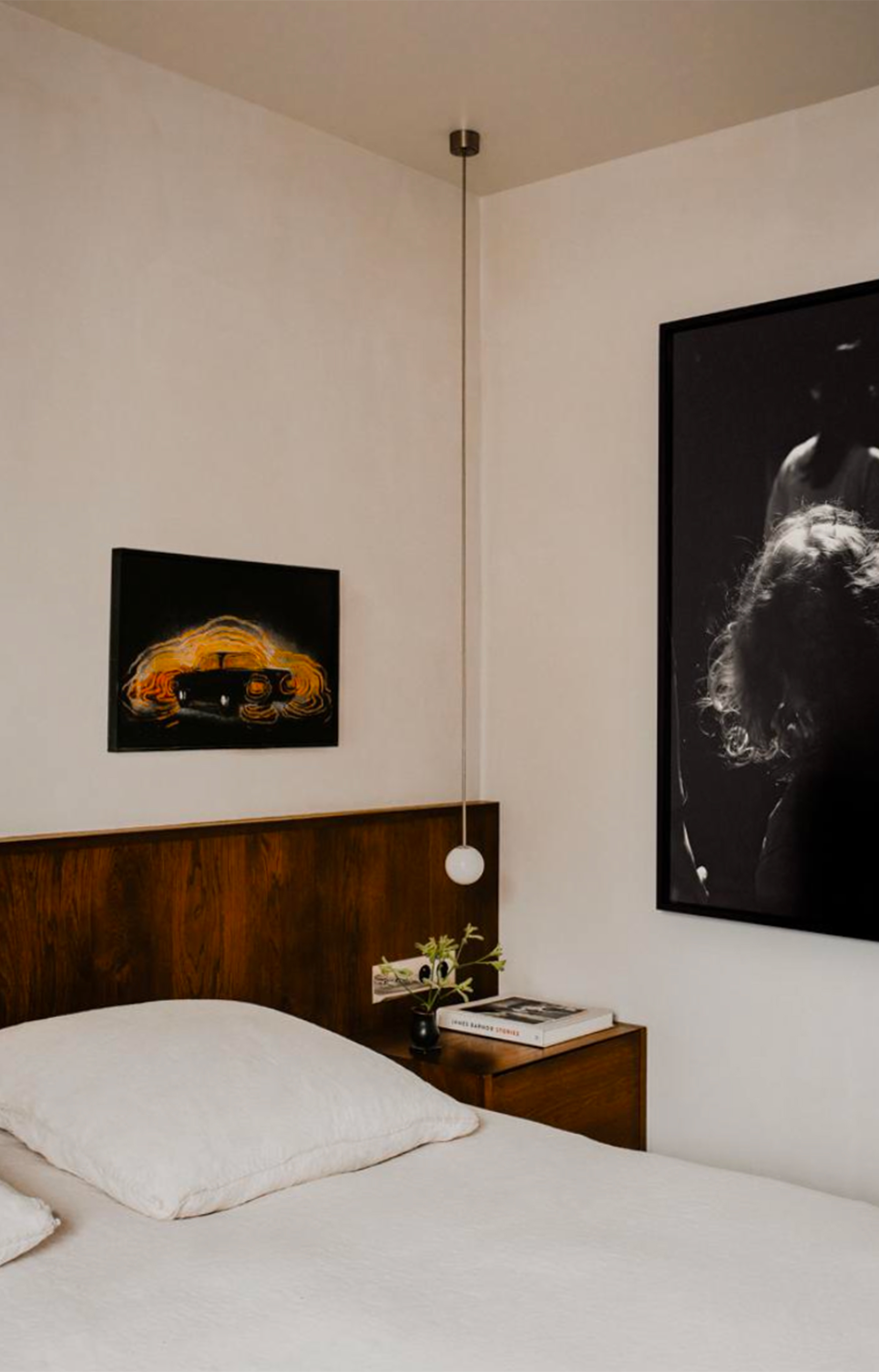 Un duplex des années 90 remis en lumière par studio RMGB  Le premier contact avec cet appartement parisien aurait pu décourager les plus