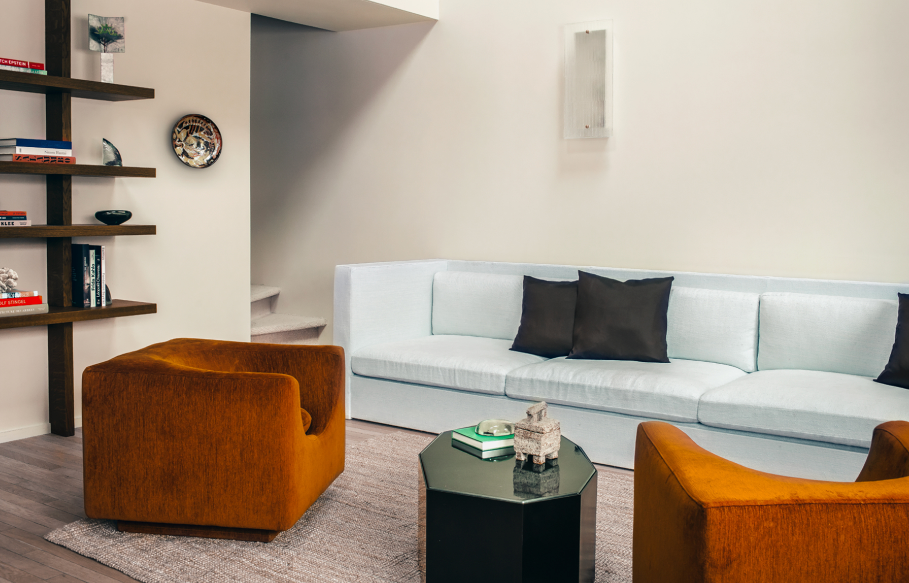 Un duplex des années 90 remis en lumière par studio RMGB  Le premier contact avec cet appartement parisien aurait pu décourager les plus