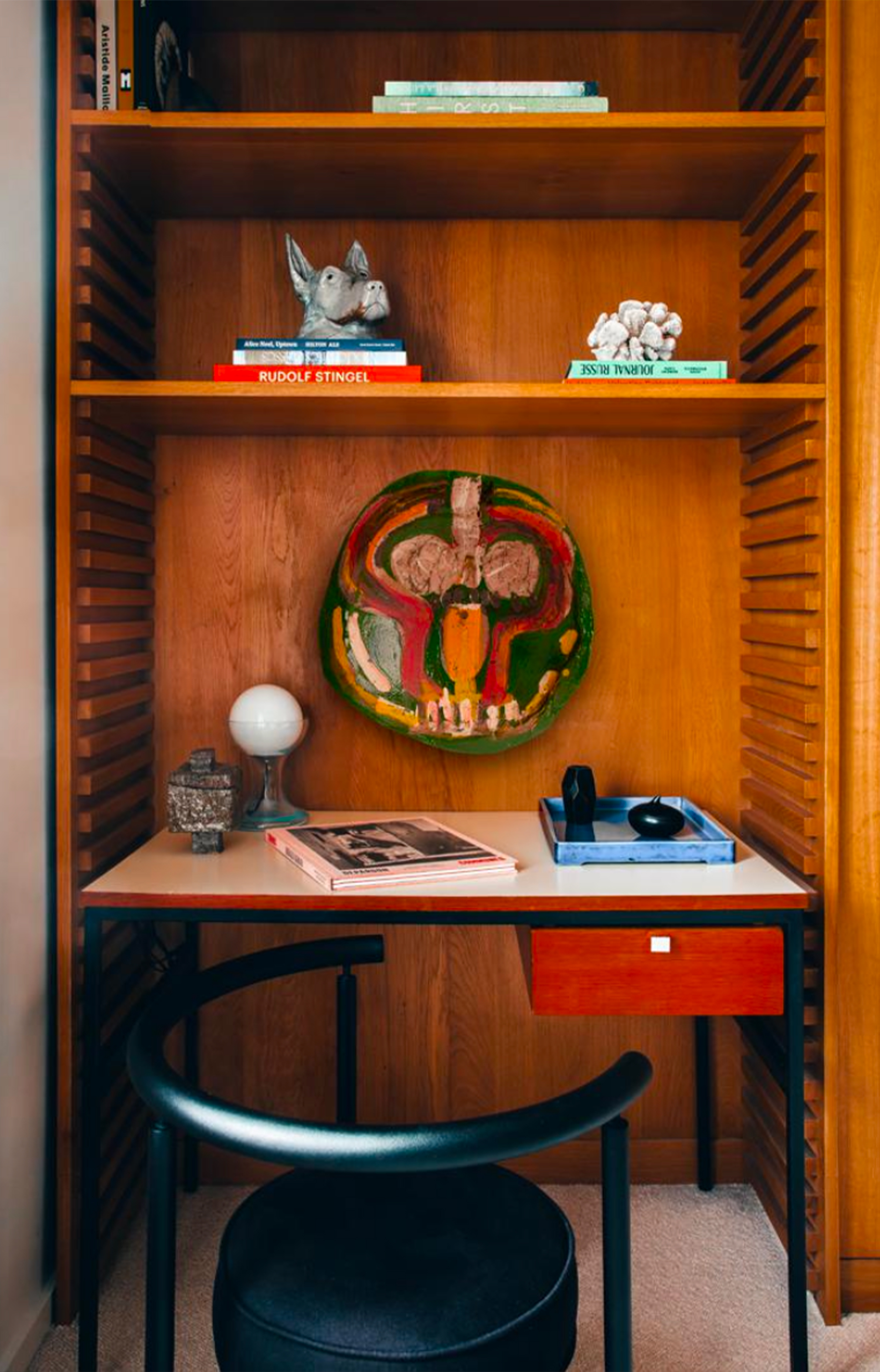 Un duplex des années 90 remis en lumière par studio RMGB  Le premier contact avec cet appartement parisien aurait pu décourager les plus