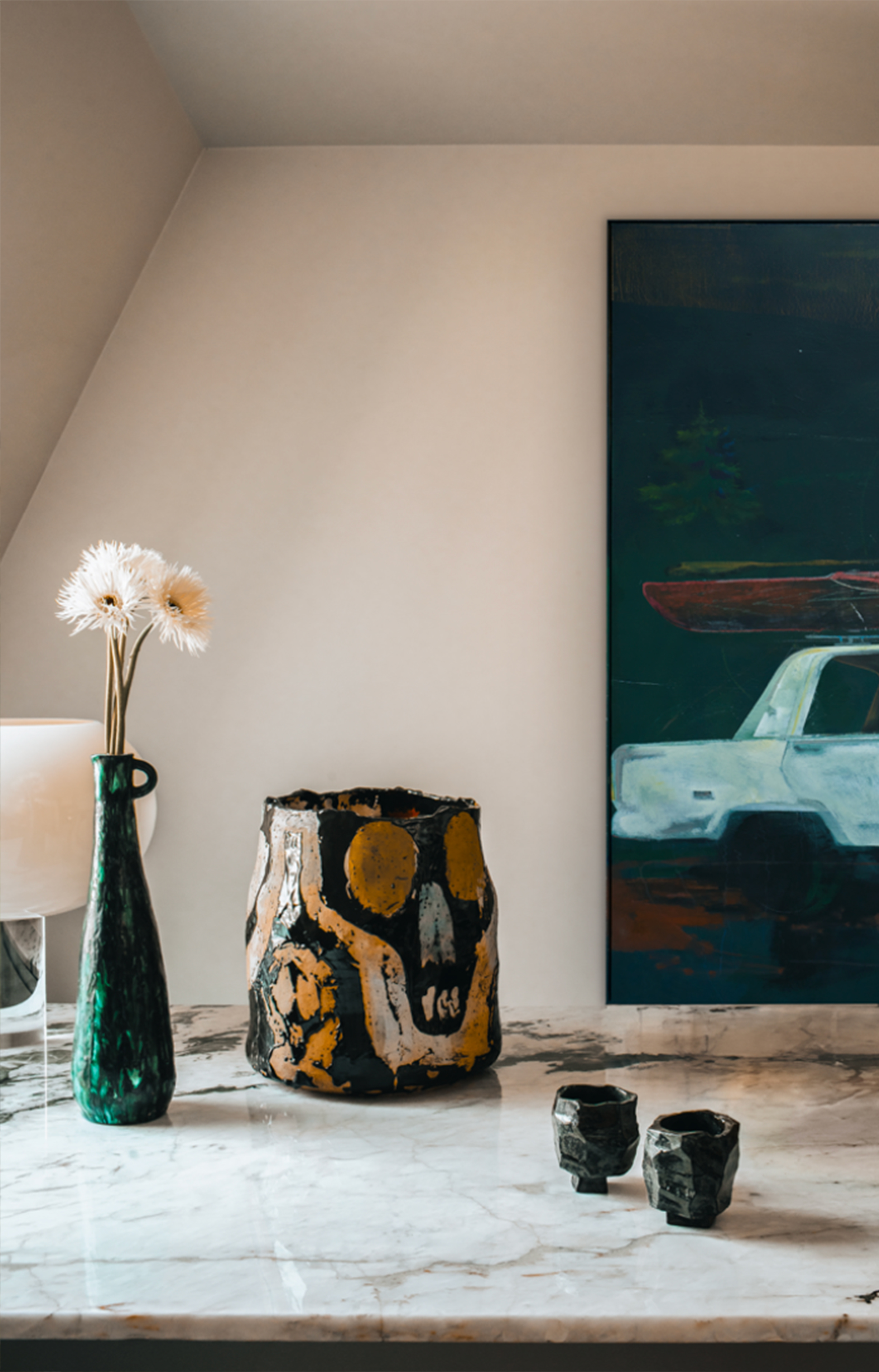 Un duplex des années 90 remis en lumière par studio RMGB  Le premier contact avec cet appartement parisien aurait pu décourager les plus