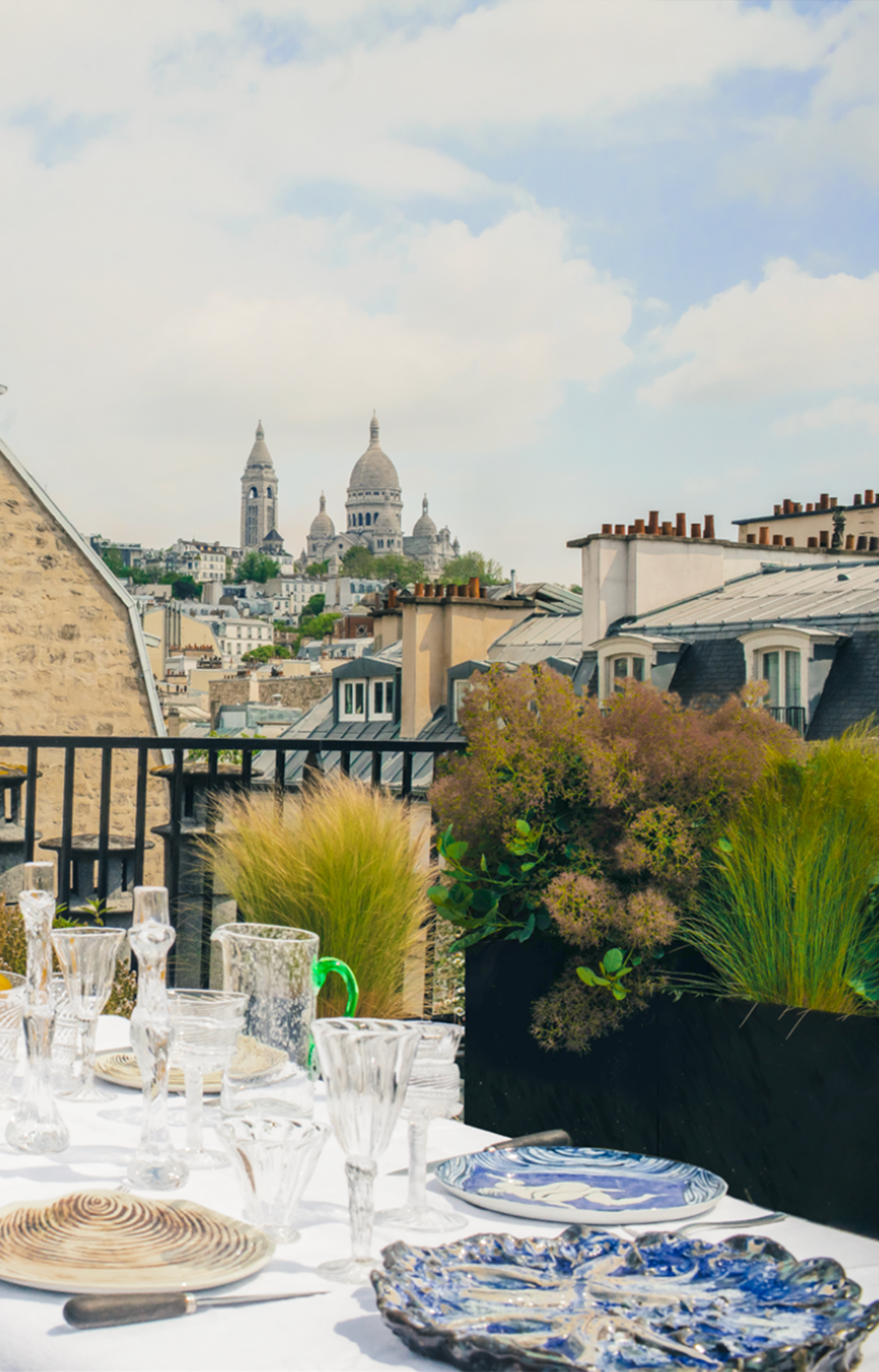 Un duplex des années 90 remis en lumière par studio RMGB  Le premier contact avec cet appartement parisien aurait pu décourager les plus