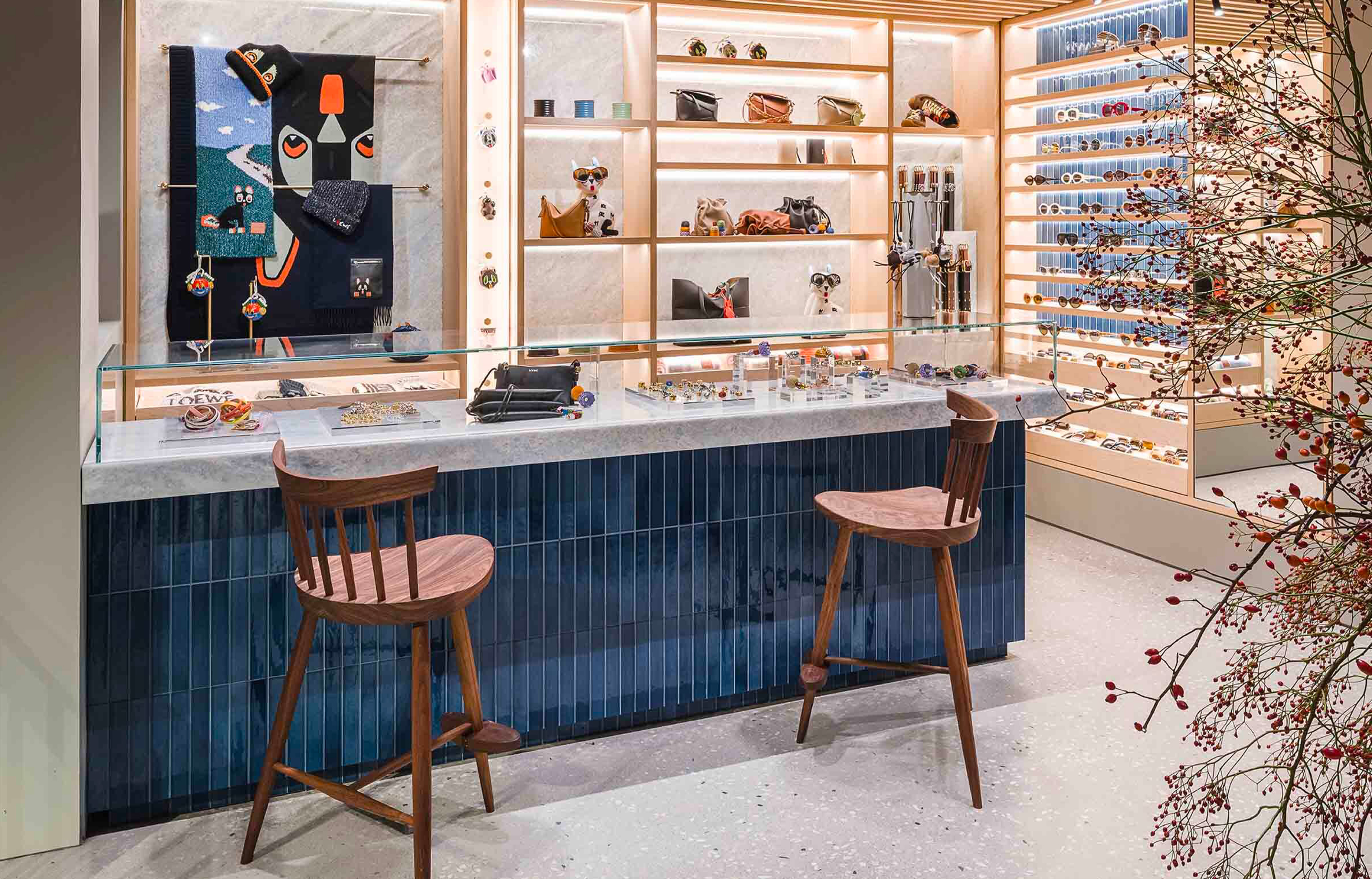 Casa Loewe ouvre à Paris : une boutique-musée qui mise sur l’artisanat