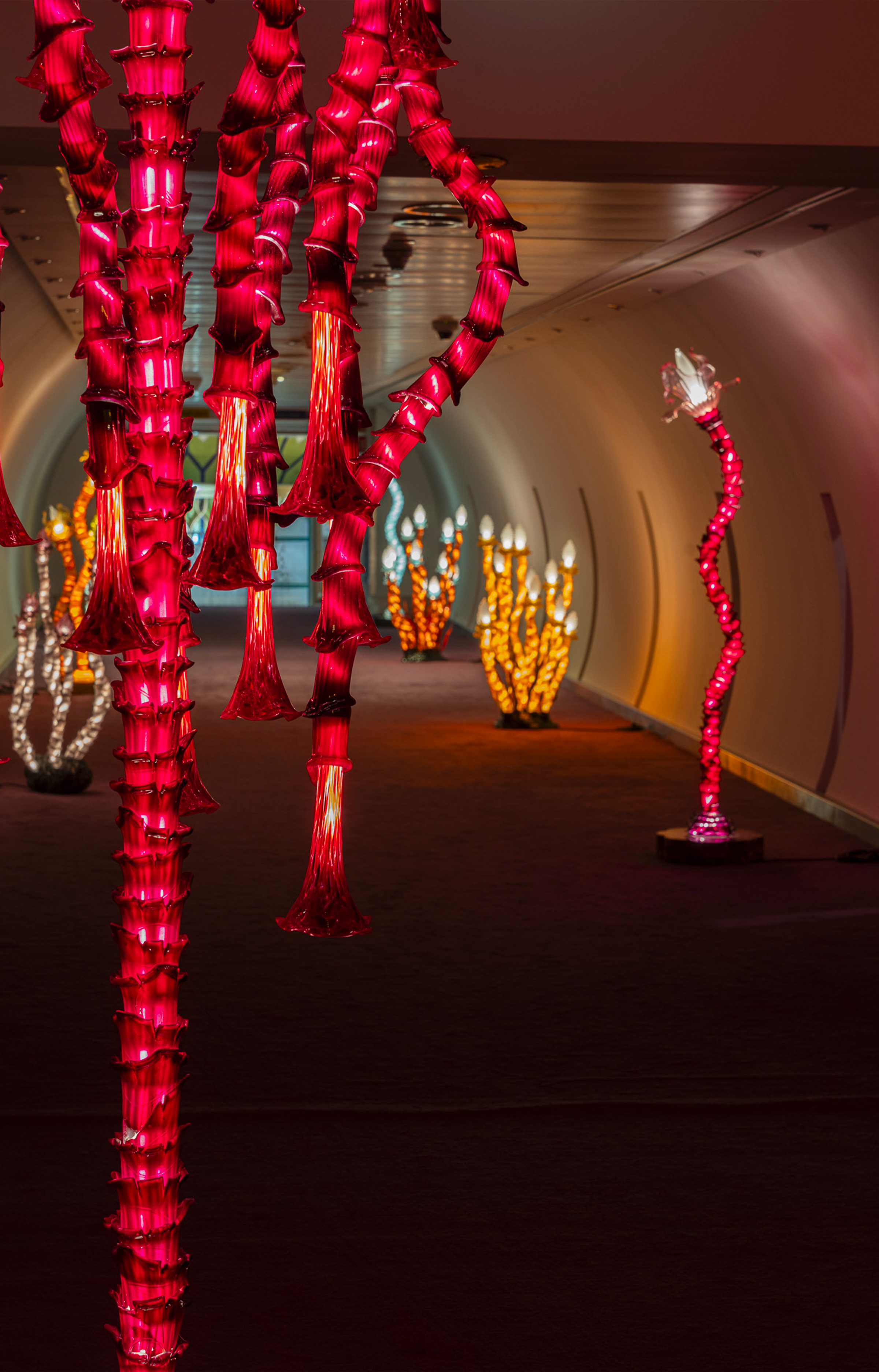 Dans un aéroport signé Paul Andreu, Nomad redéfinit la foire de design