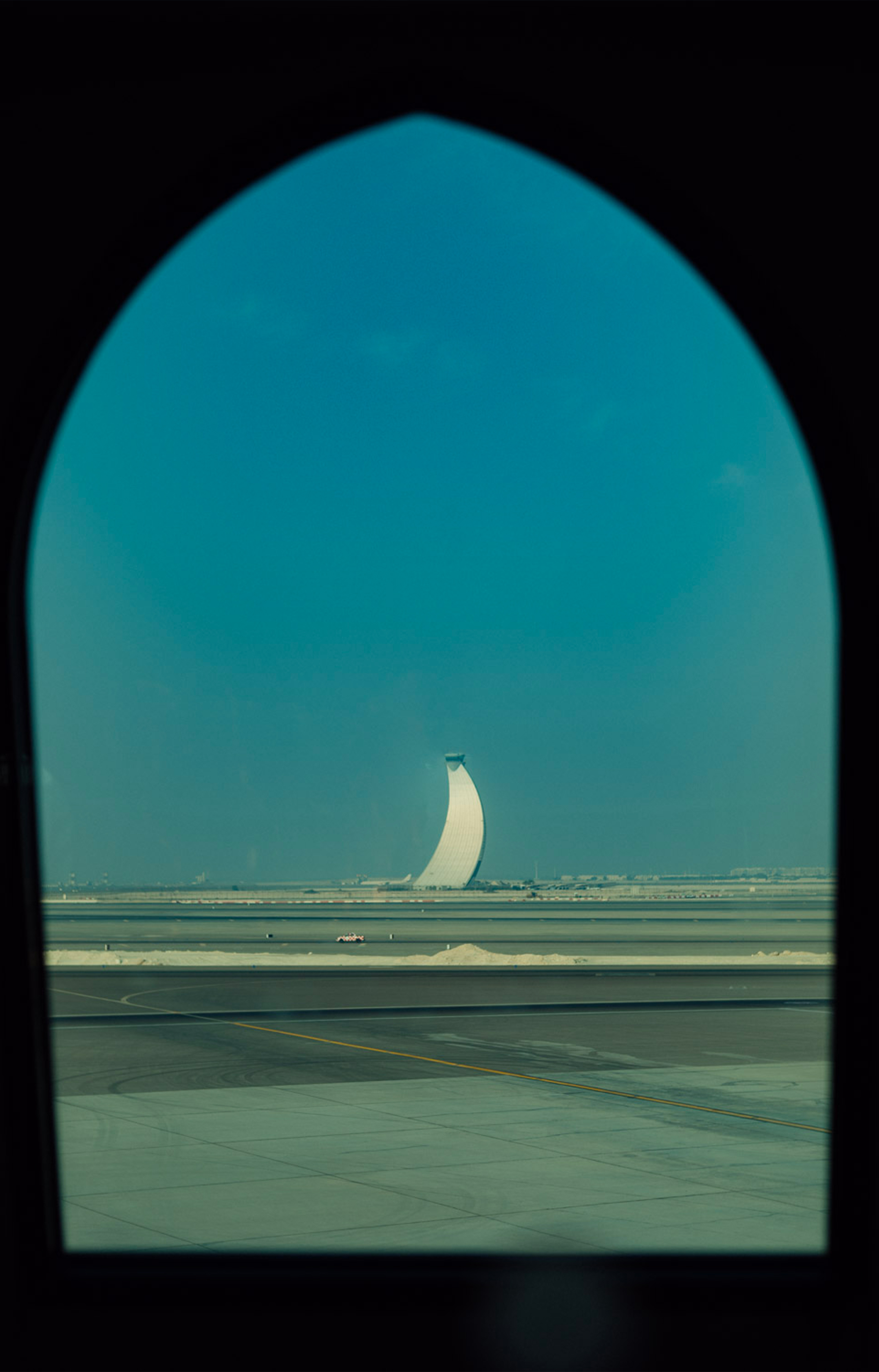 Dans un aéroport signé Paul Andreu, Nomad redéfinit la foire de design