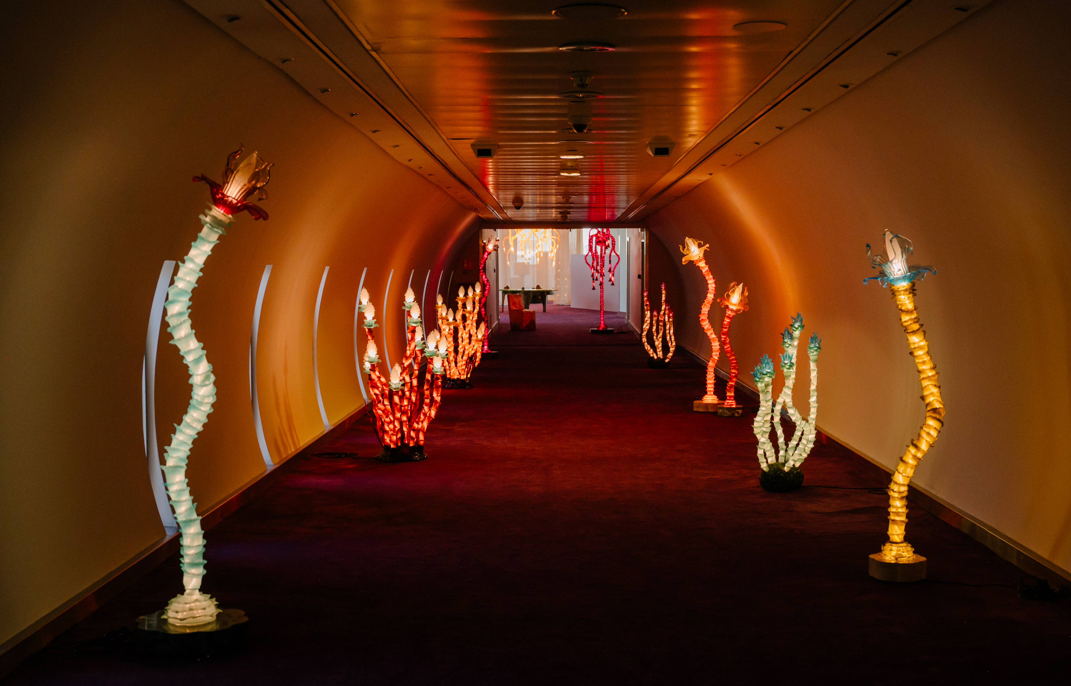 Dans un aéroport signé Paul Andreu, Nomad redéfinit la foire de design