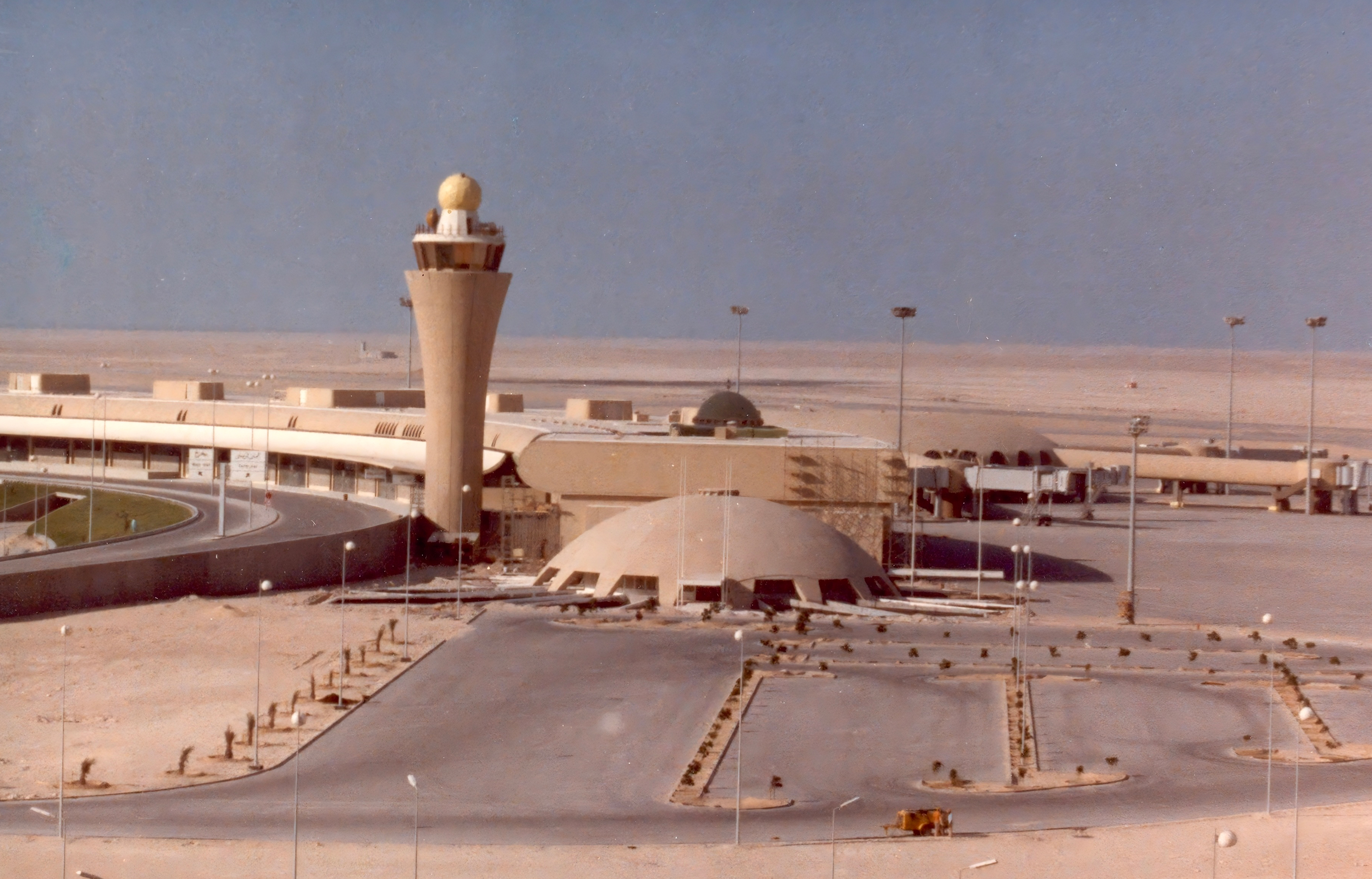 Dans un aéroport signé Paul Andreu, Nomad redéfinit la foire de design