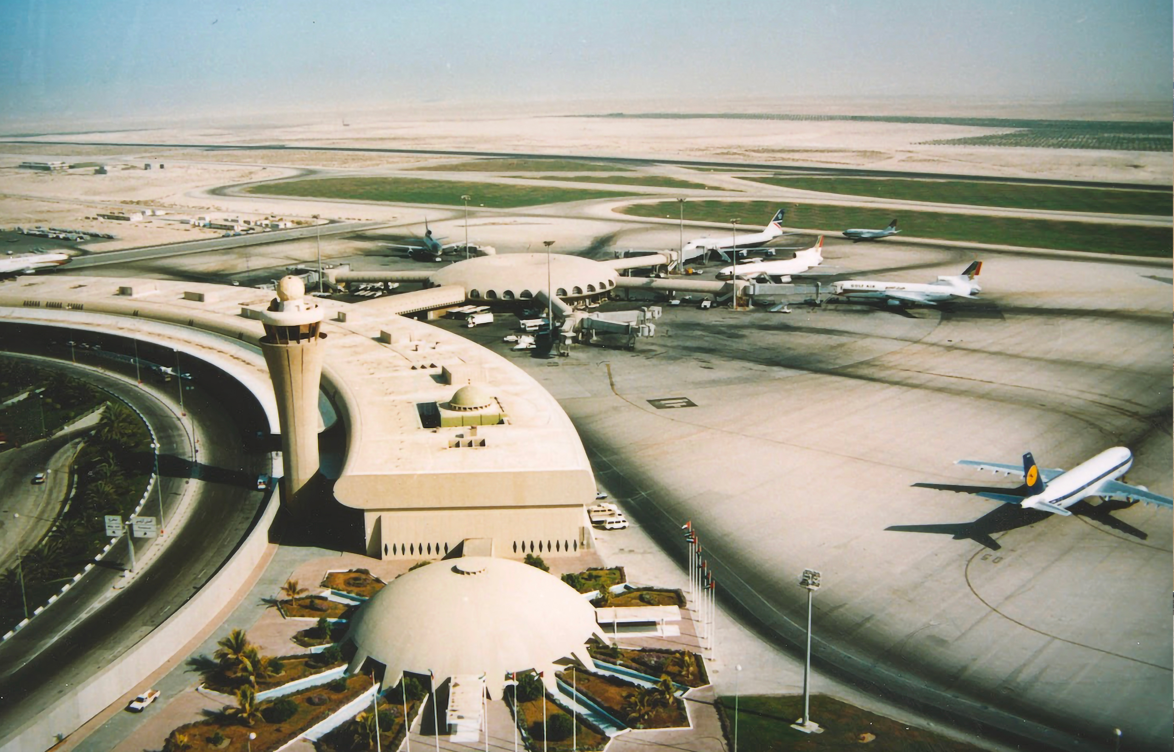 Dans un aéroport signé Paul Andreu, Nomad redéfinit la foire de design