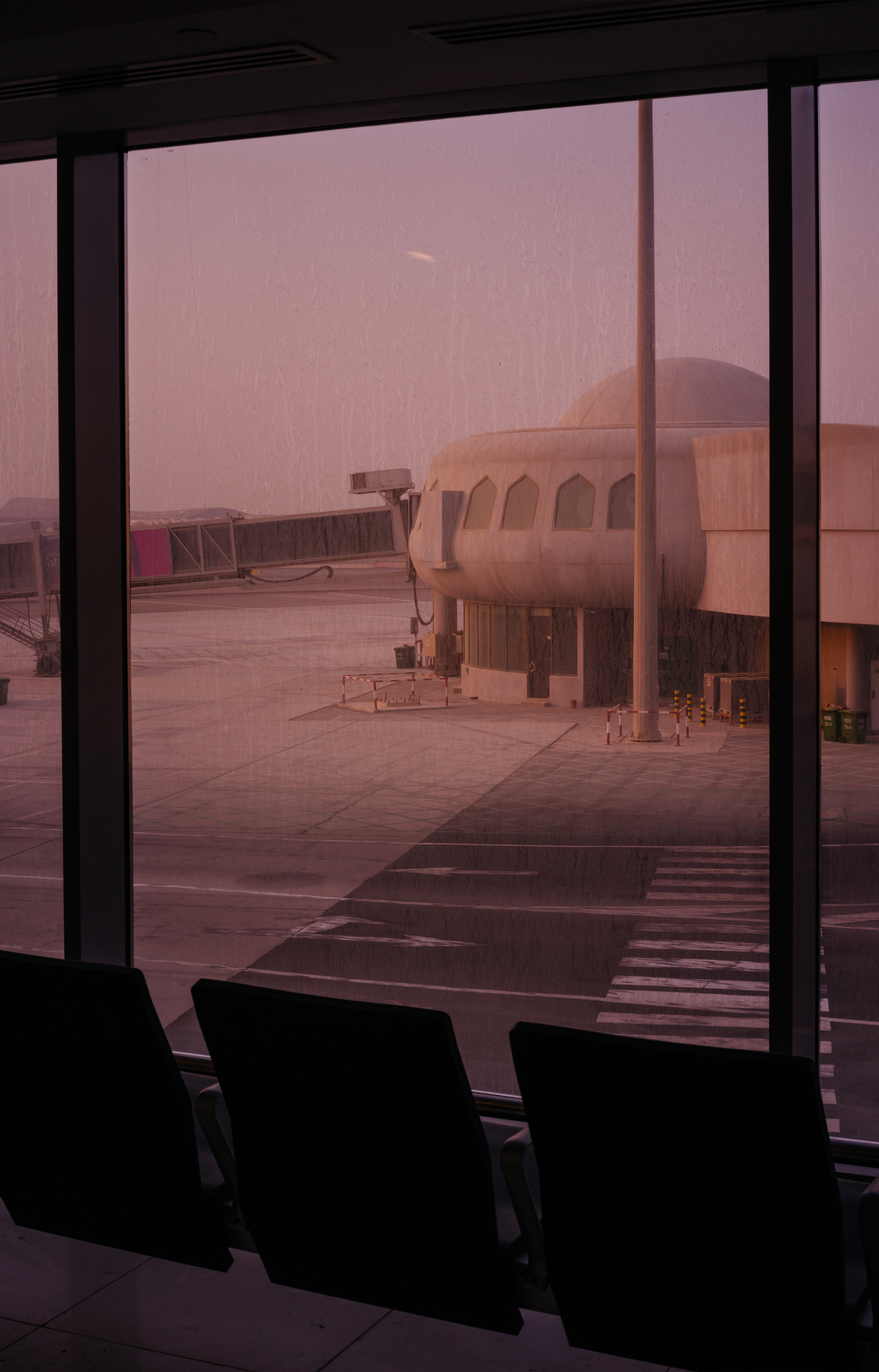 Dans un aéroport signé Paul Andreu, Nomad redéfinit la foire de design