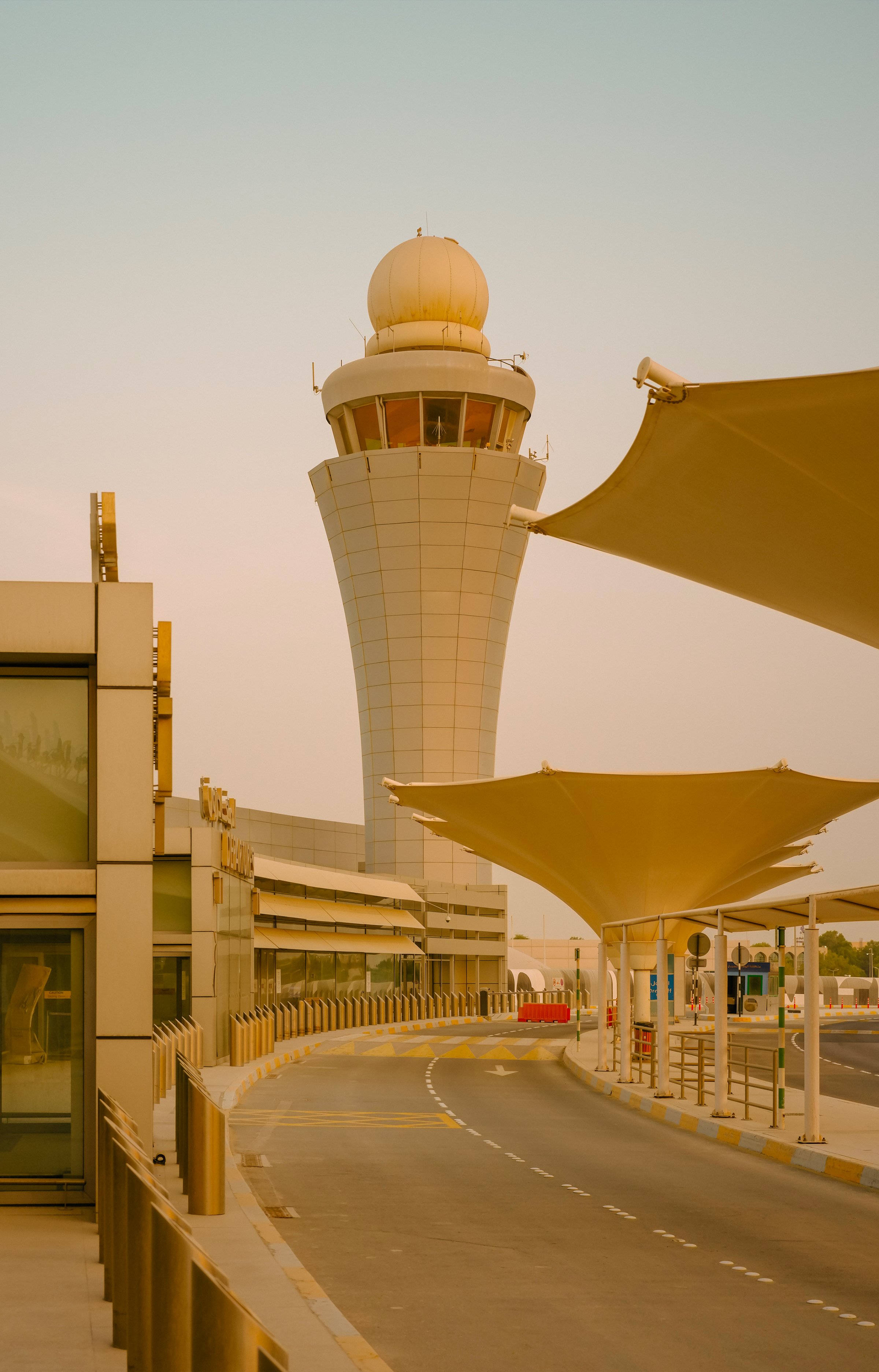 Dans un aéroport signé Paul Andreu, Nomad redéfinit la foire de design