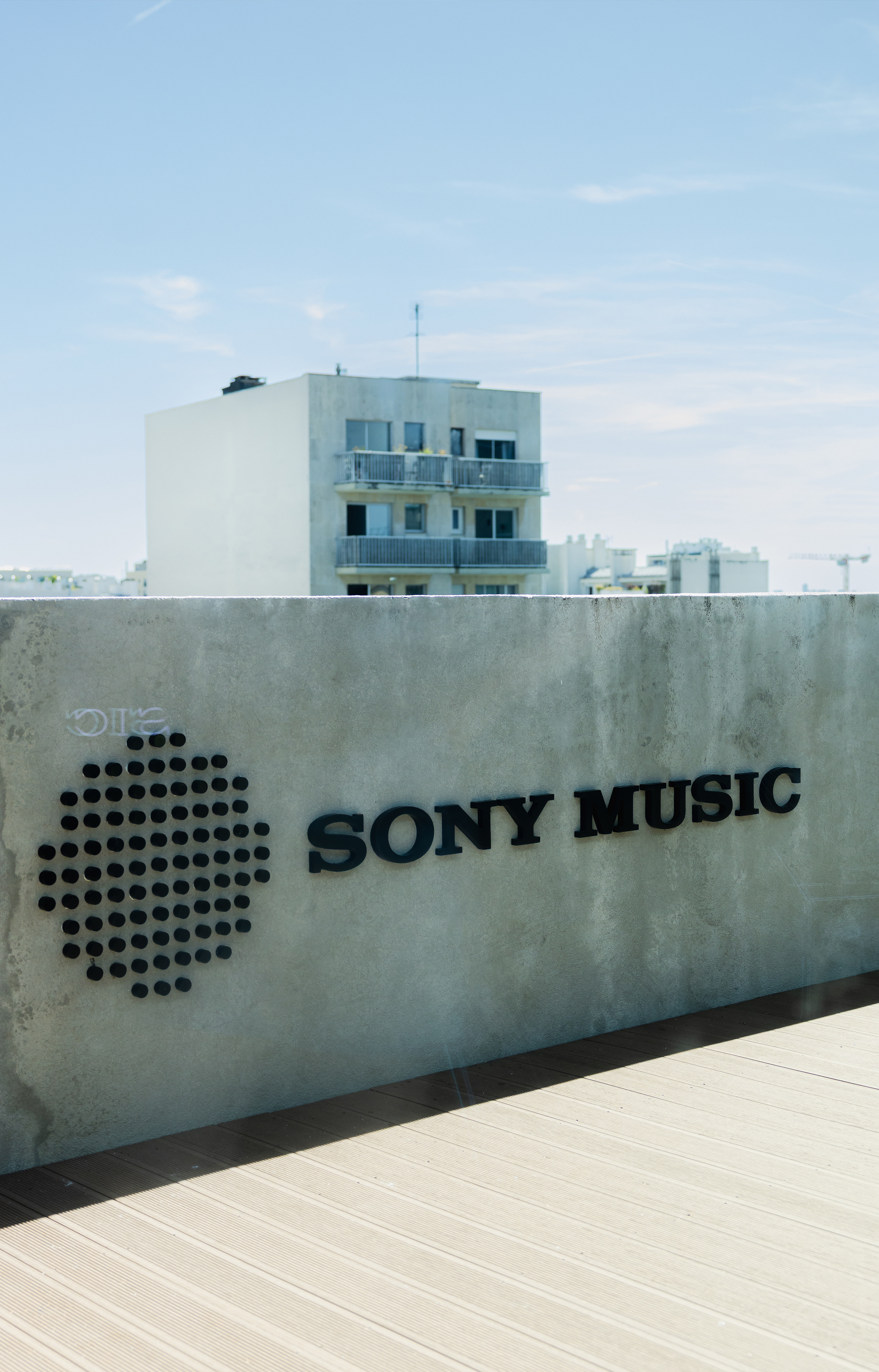 Dans les nouveaux bureaux de Sony Music France, le design monte le son - IDEAT