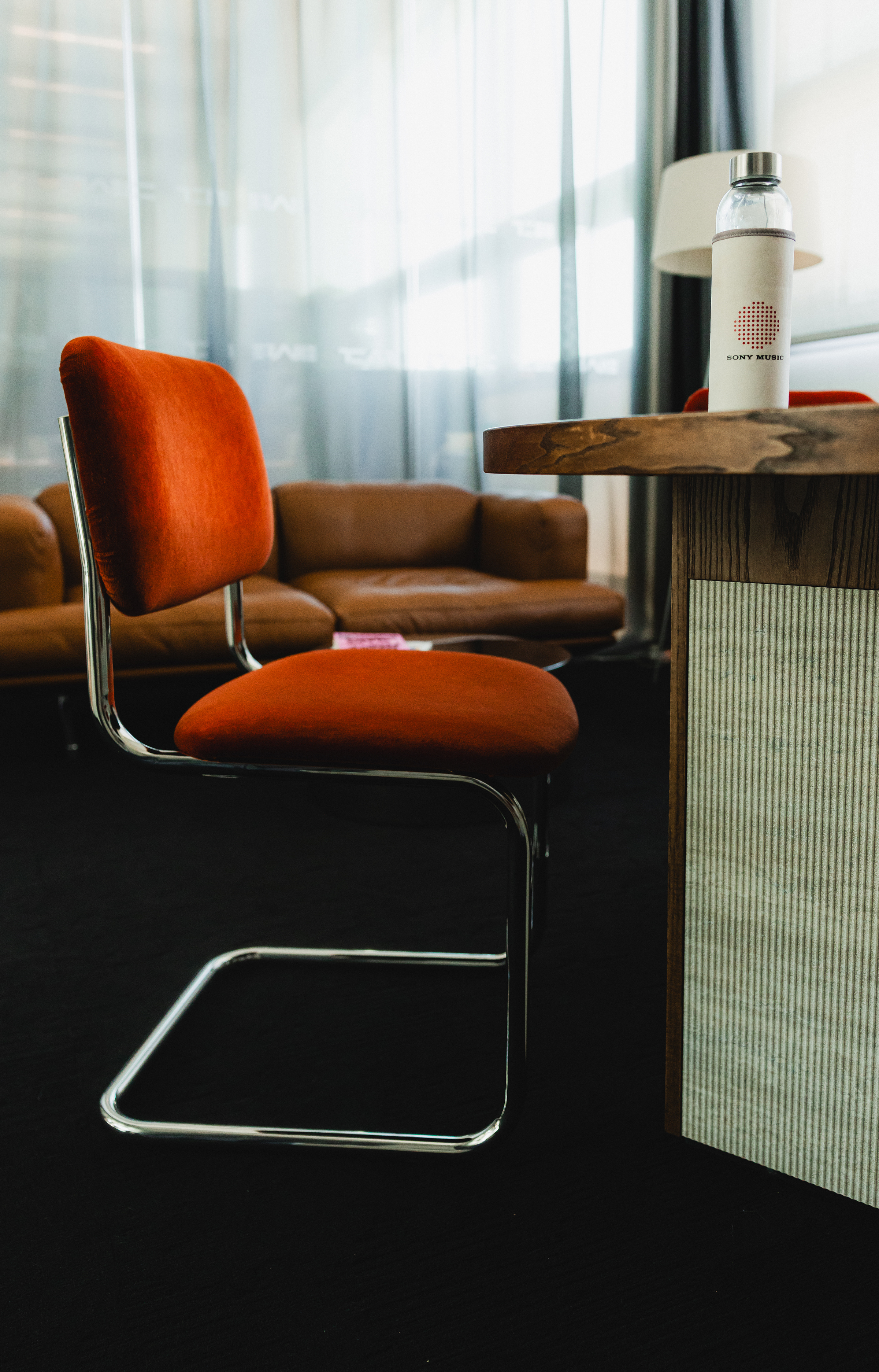 Dans les nouveaux bureaux de Sony Music France, le design monte le son - IDEAT