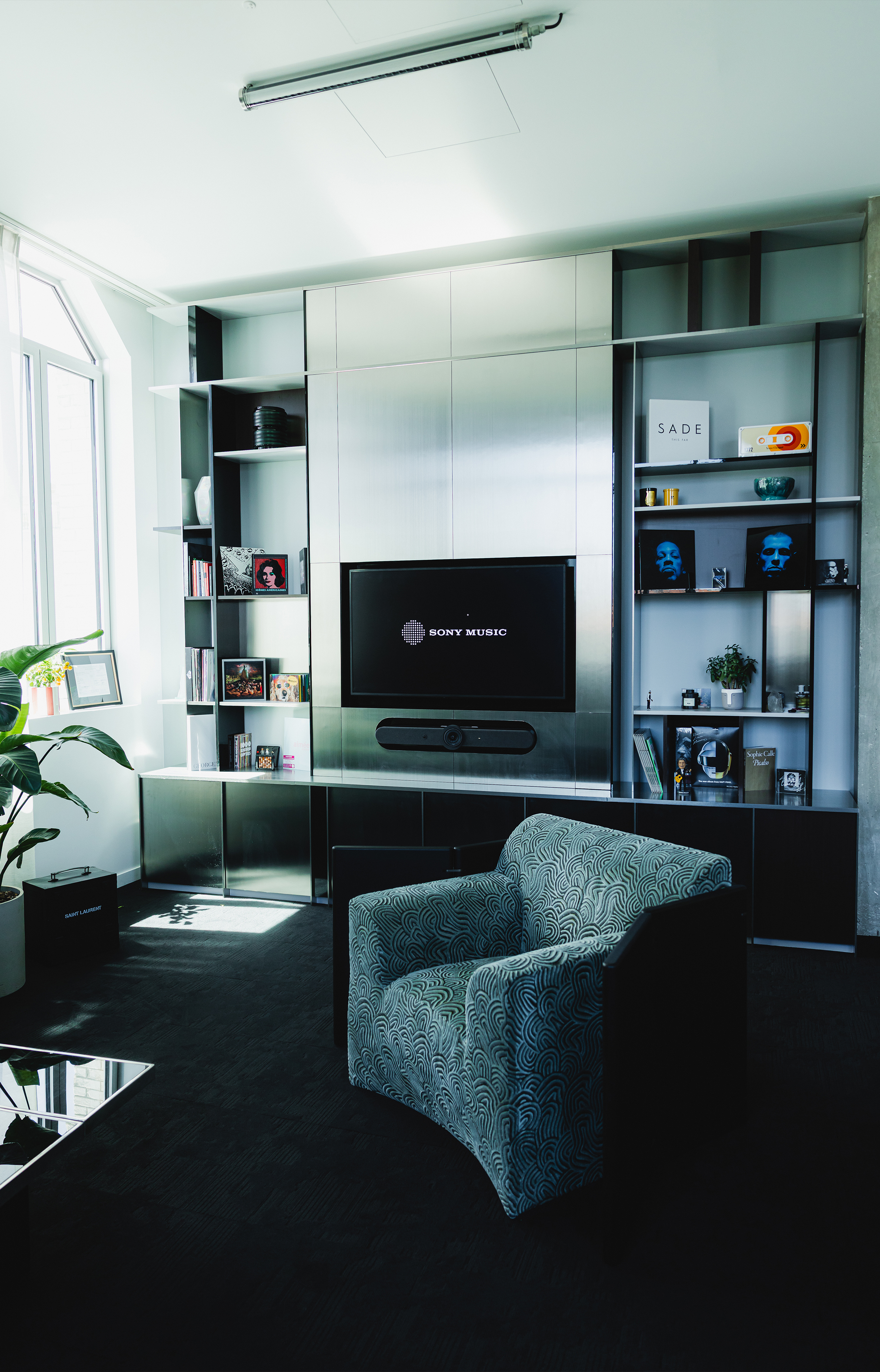 Dans les nouveaux bureaux de Sony Music France, le design monte le son - IDEAT