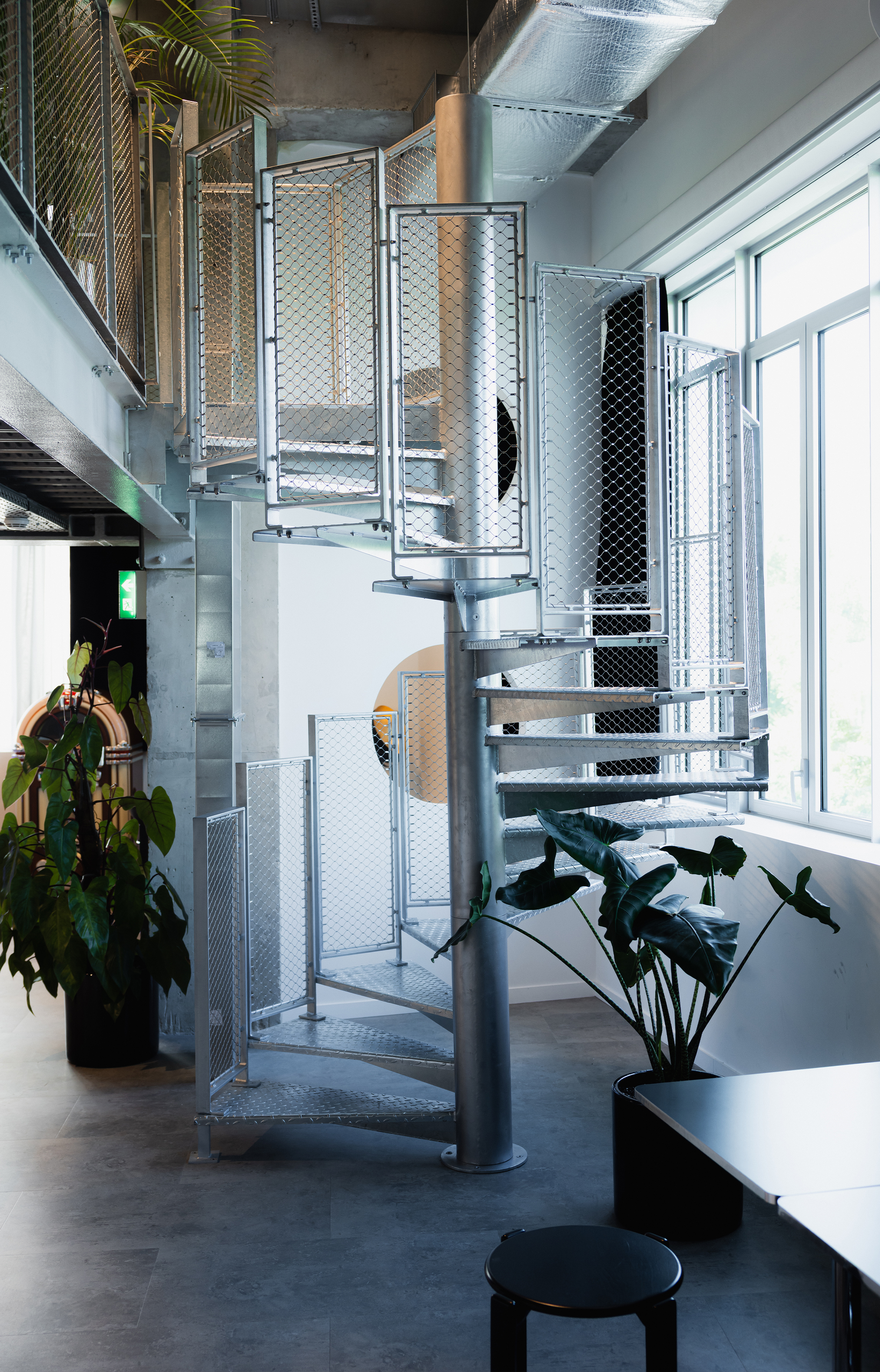 Dans les nouveaux bureaux de Sony Music France, le design monte le son - IDEAT