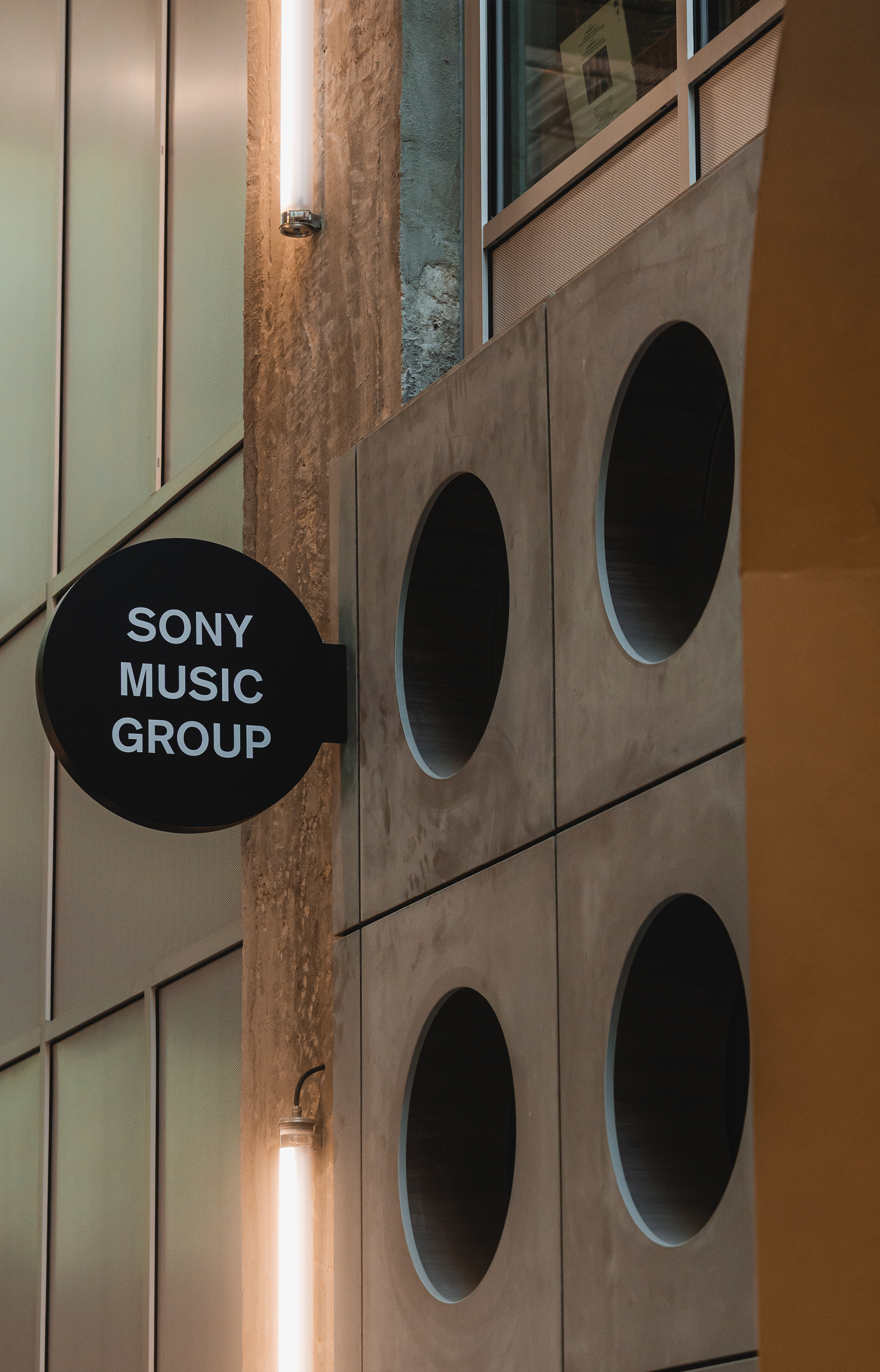 Dans les nouveaux bureaux de Sony Music France, le design monte le son - IDEAT