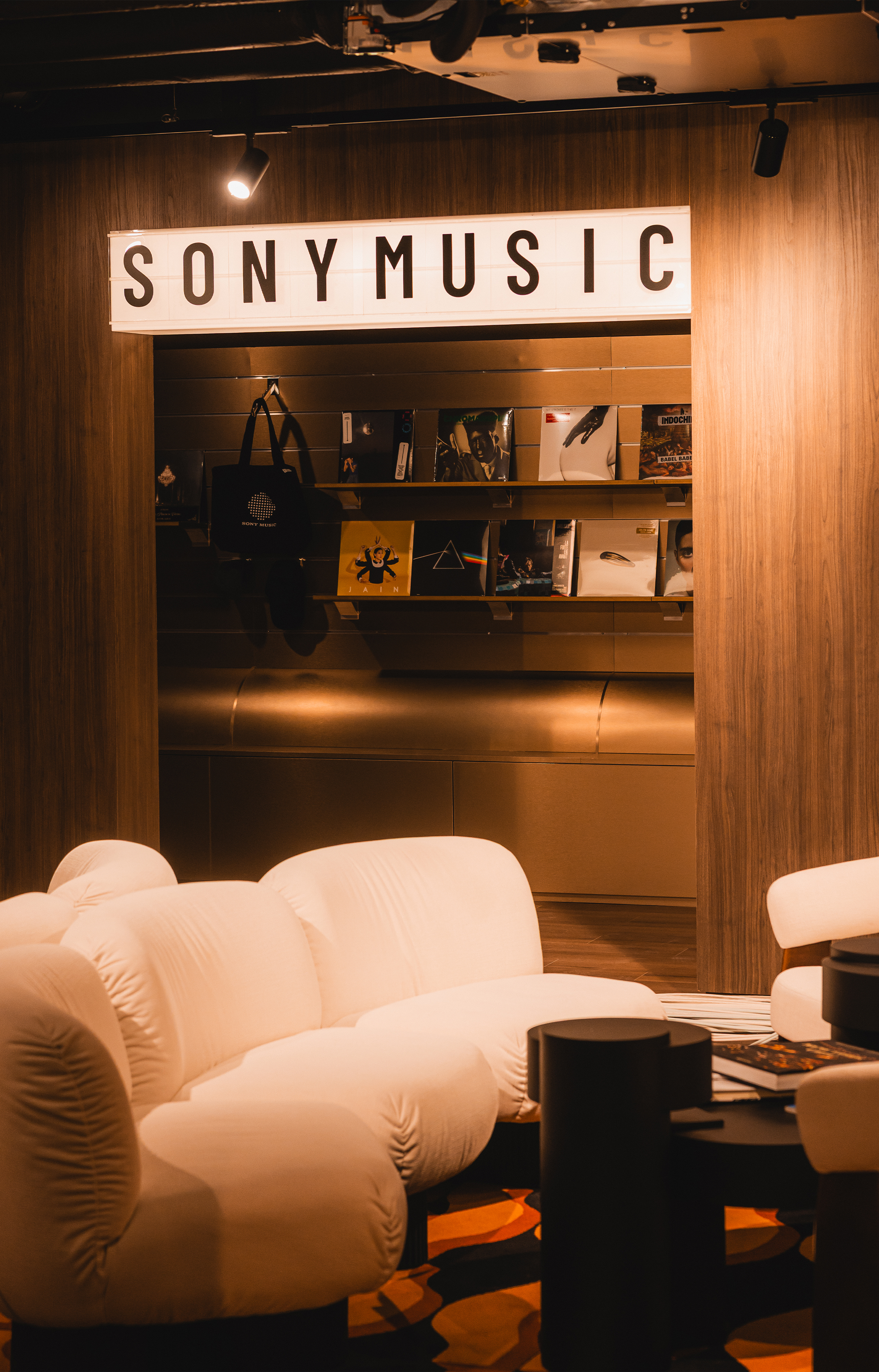 Dans les nouveaux bureaux de Sony Music France, le design monte le son - IDEAT