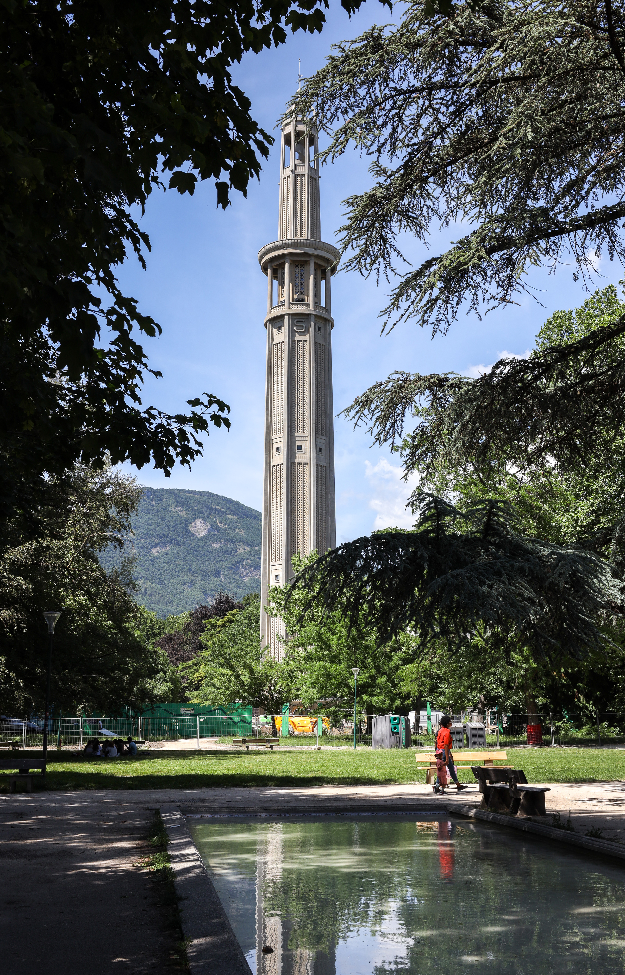 Tour Perret à Grenoble : le gratte-ciel en béton d’Auguste Perret retrouve les sommets