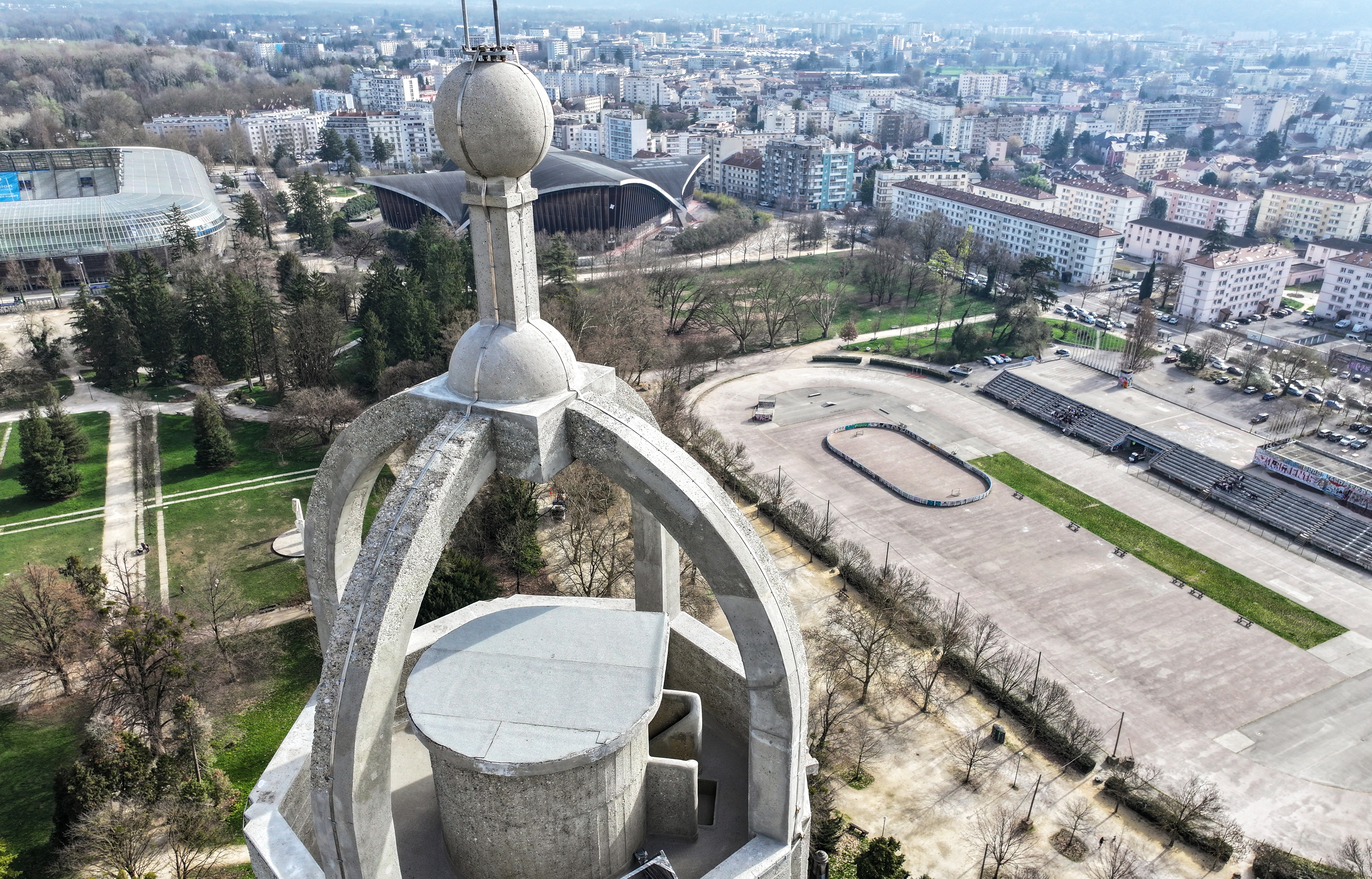 Tour Perret à Grenoble : le gratte-ciel en béton d’Auguste Perret retrouve les sommets